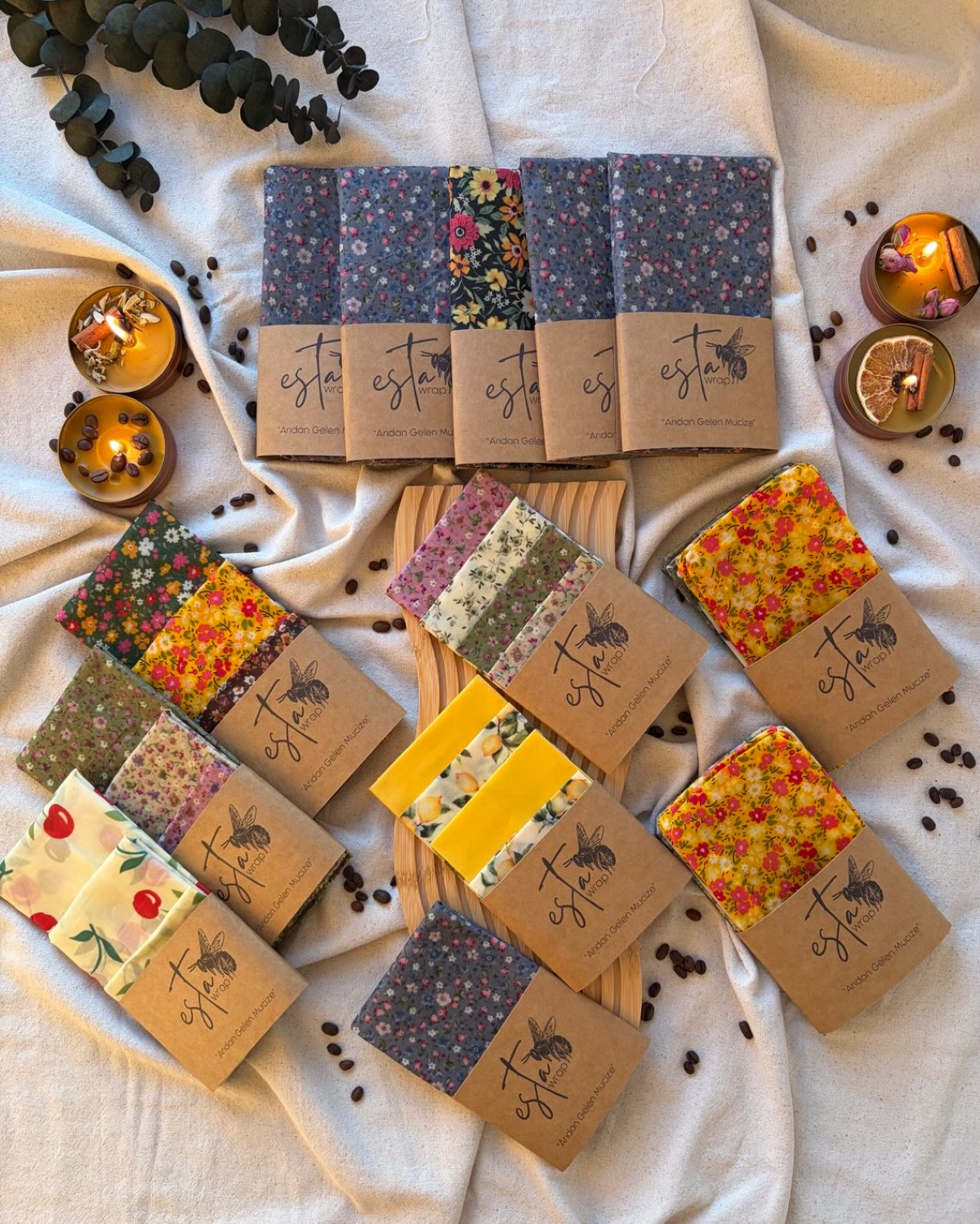 «Beeswax wraps» reutilizables con estampado vegetal sobre una superficie de madera, como alternativa sostenible para conservar alimentos