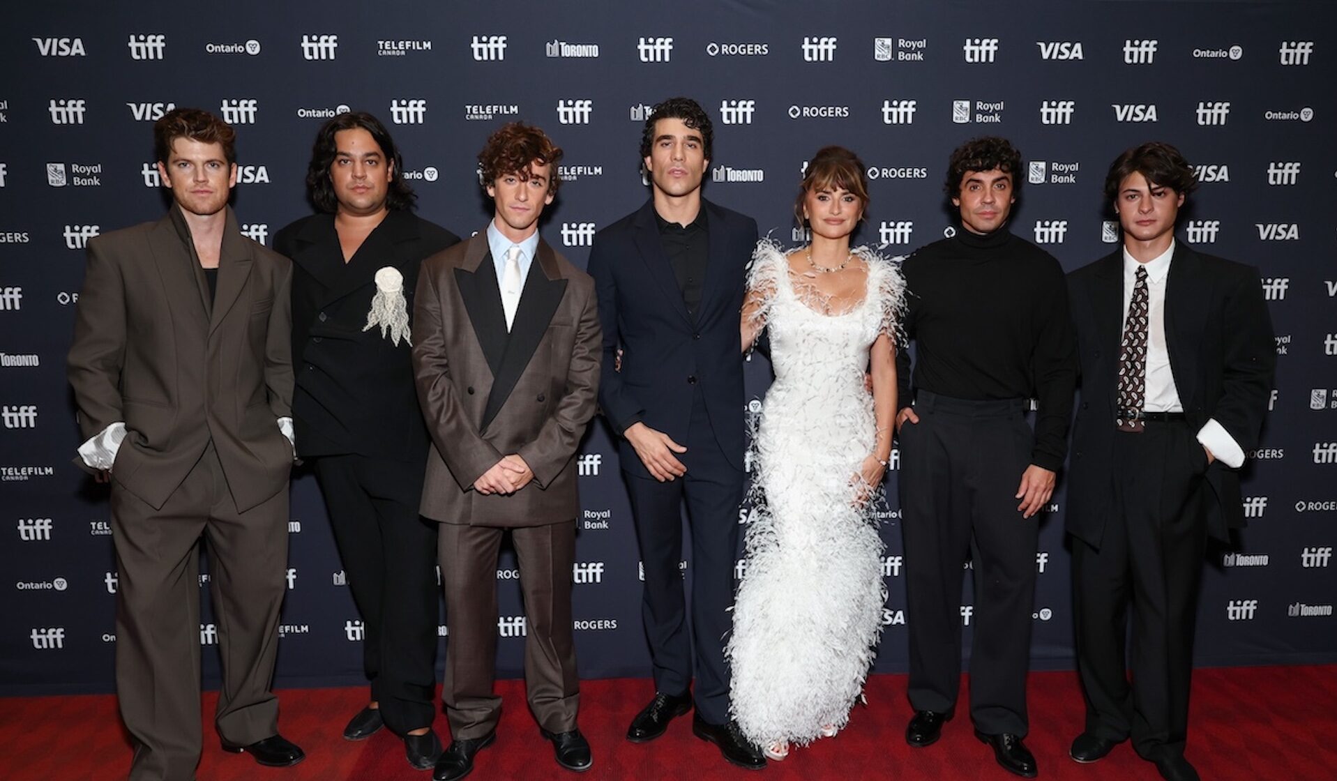 El reparto de «La bola negra» durante la presentación de la película de Los Javis en el Festival Internacional de Cine de Toronto. Imagen: @labolanegrafilm