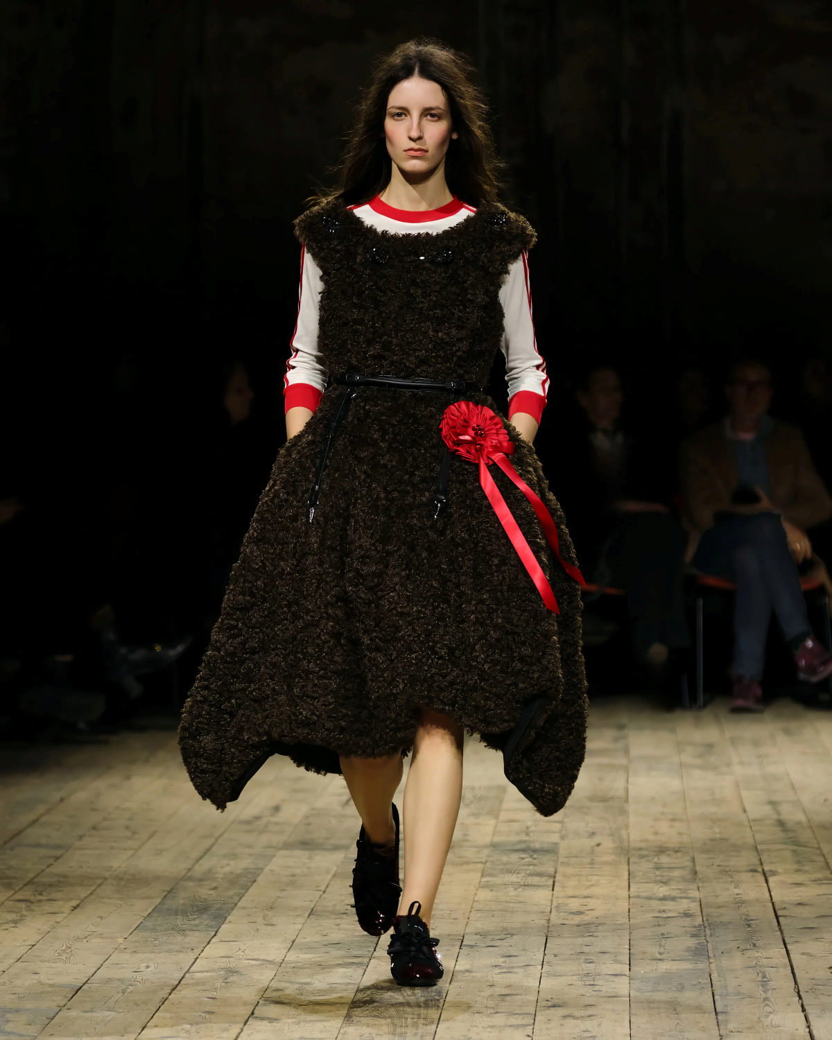 Look 55 de la colección otoño-invierno 2026 de Simone Rocha, con elementos de inspiración ecuestre y detalles románticos. Un look de estética ecuestre