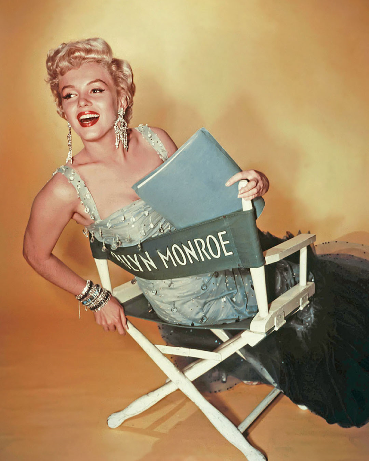 Marilyn Monroe posa ante la cámara con una expresión segura y elegante. La actriz fundó su propia productora, Marilyn Monroe Productions, en 1954