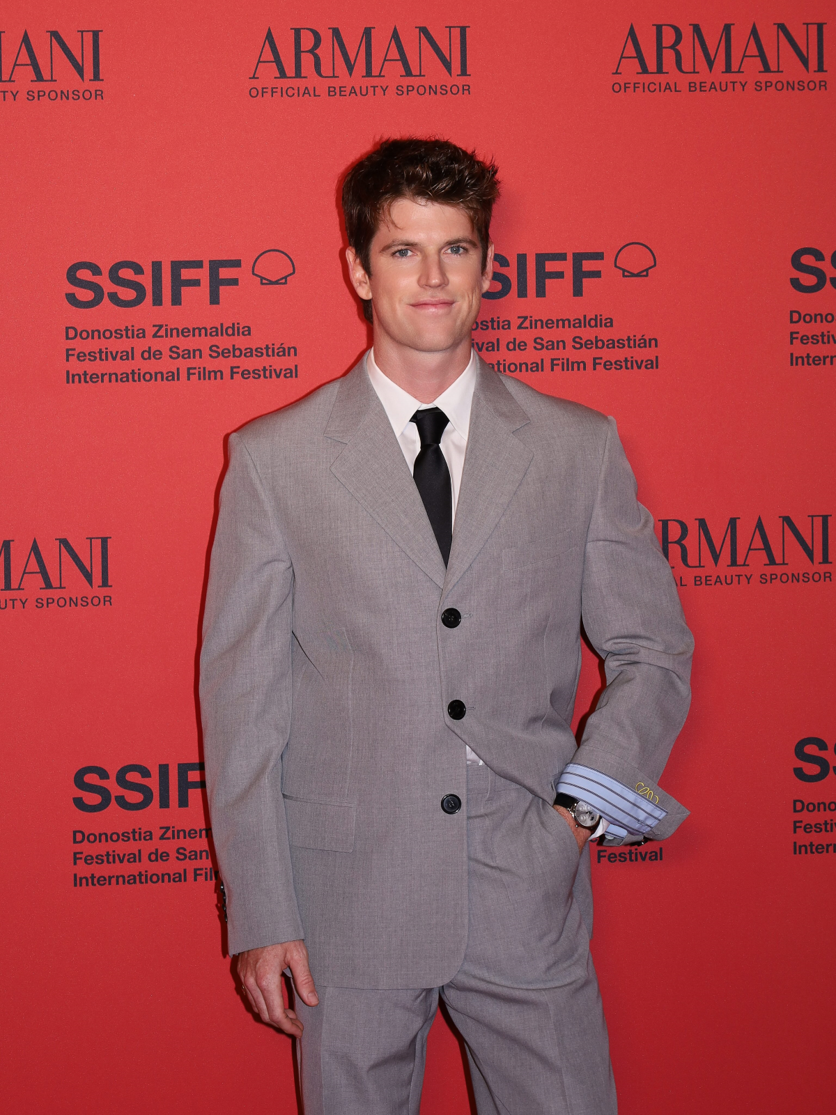 Miguel Bernardeau posa con un traje de Emporio Armani durante el Armani Beauty party del Festival de San Sebastián