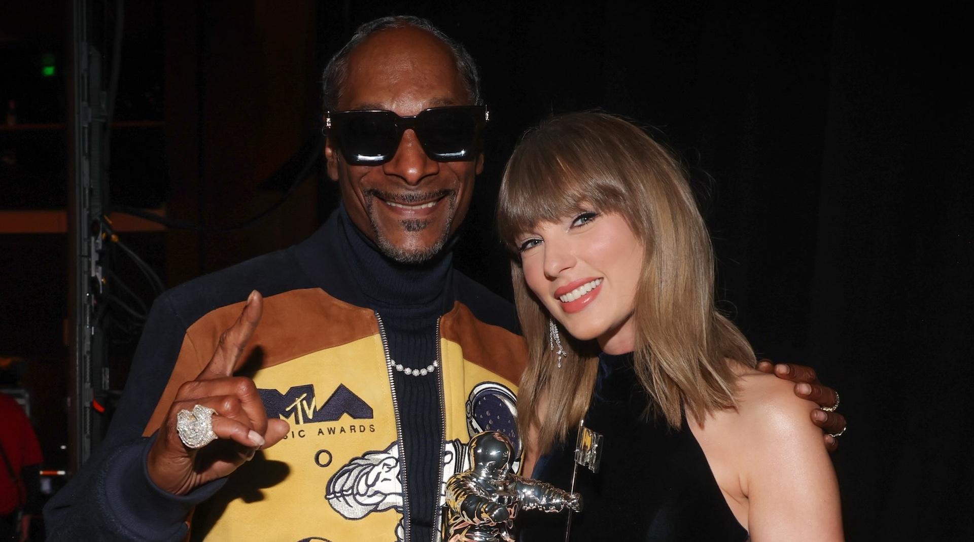 Snoop Dogg y Taylor Swift durante los MTV VMA 2026 en el Peacock Theater de Los Ángeles. Imagen: @mtv