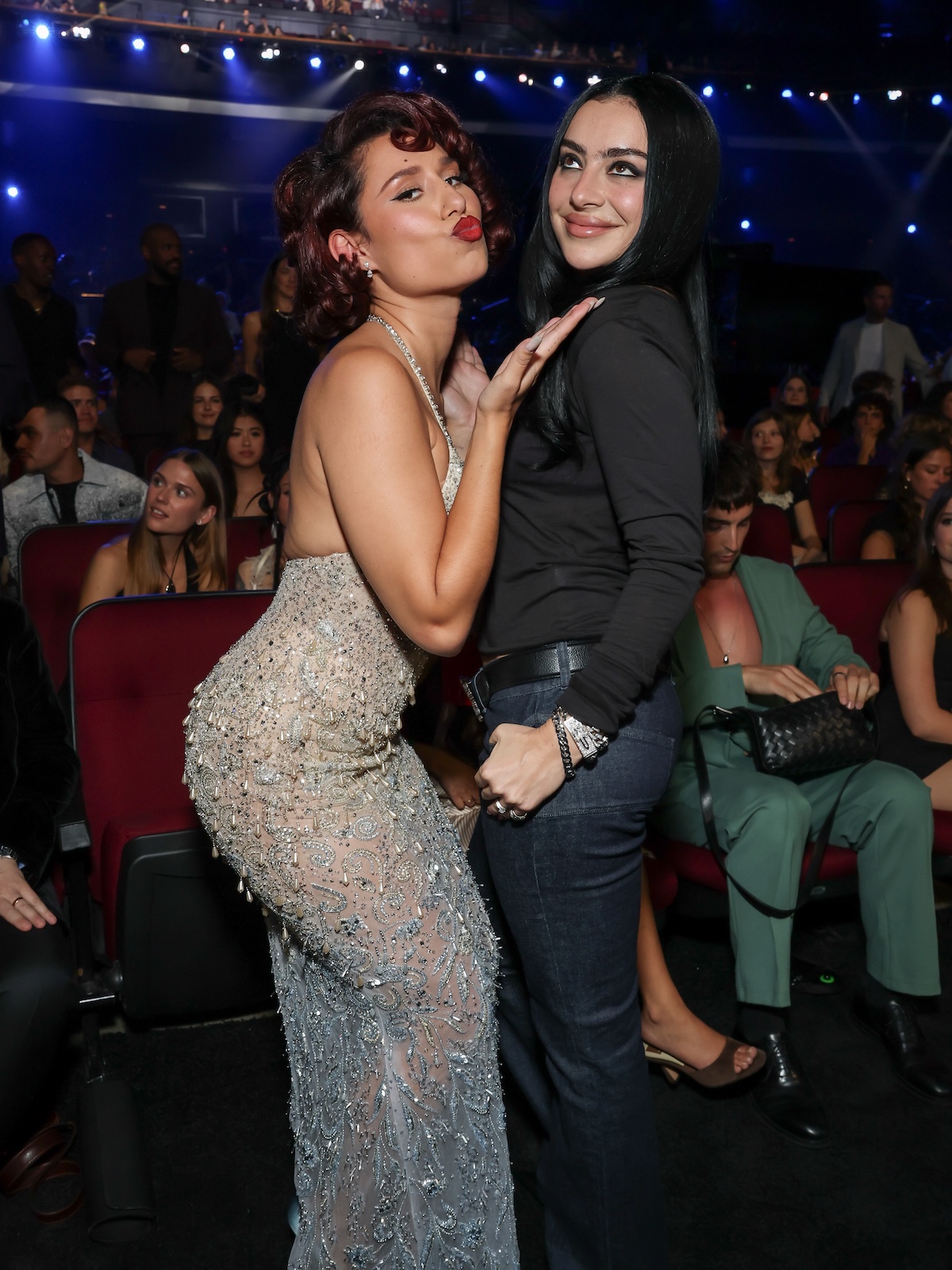 Raye y Charli XCX durante los MTV VMA 2026 en Los Ángeles. Imagen: @mtv