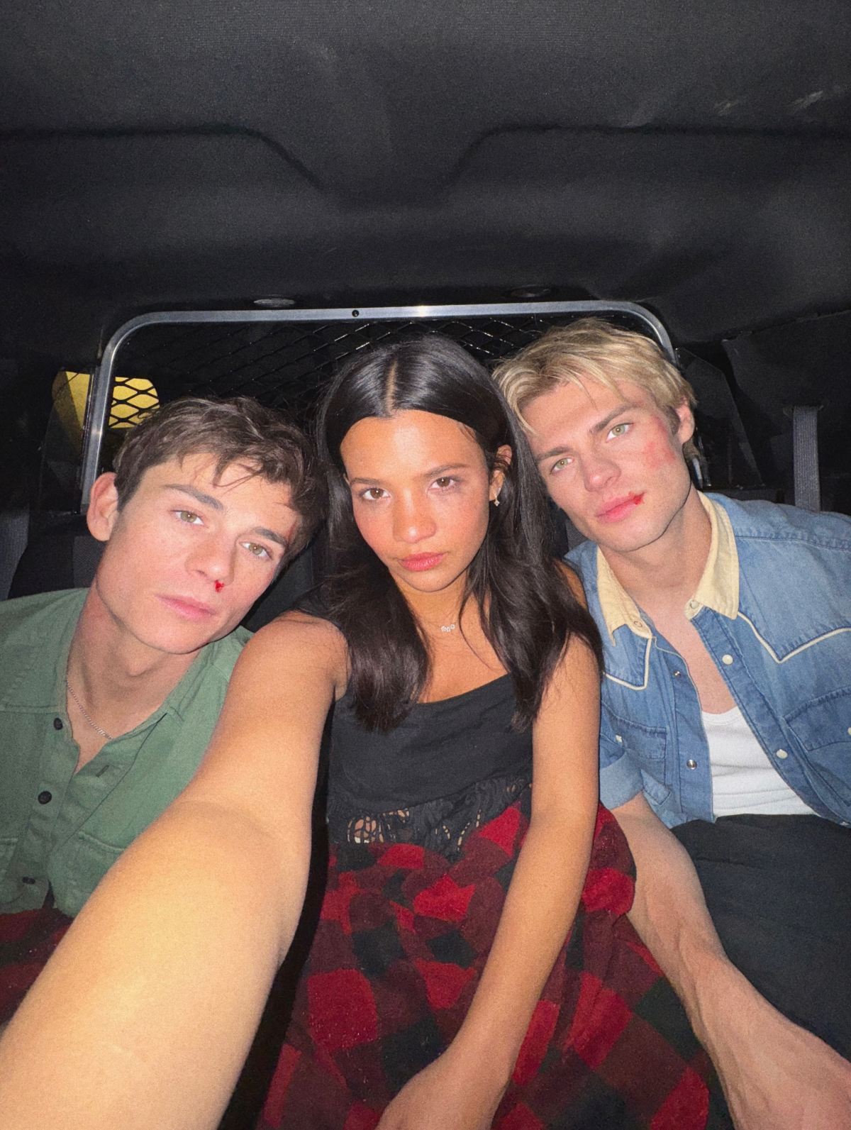 Nikki Rodriguez, Noah LaLonde y Ashby Gentry en una imagen promocional de la tercera temporada de «Mi vida con los chicos Walter», representando el triángulo amoroso entre Jackie, Alex y Cole