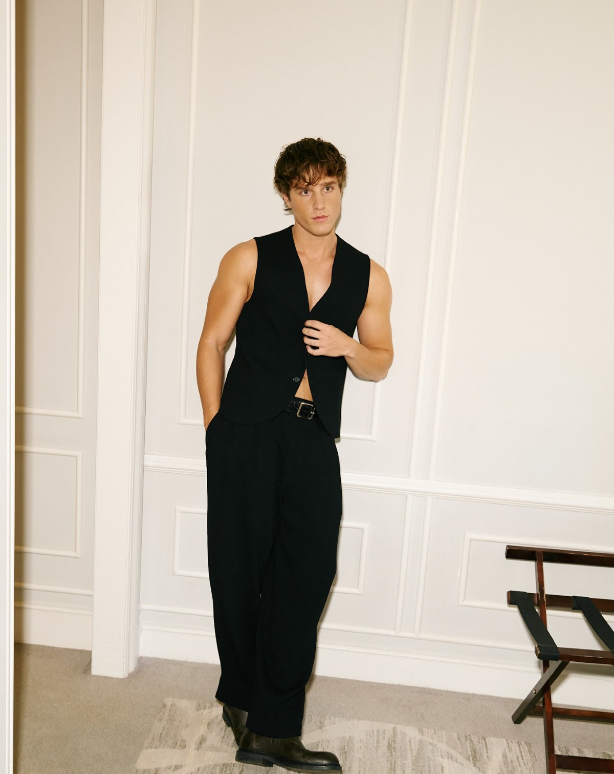 Nuno Gallego posa con un traje de Emporio Armani durante el Festival de San Sebastián