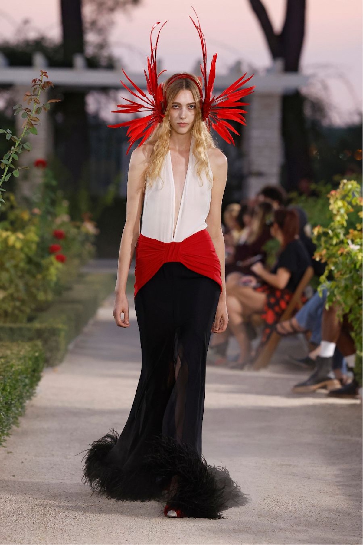 Look de la colección «Et in Arcadia Ego» de Palomo Spain, presentada en La Rosaleda del Parque del Oeste durante MBFWMadrid 2026