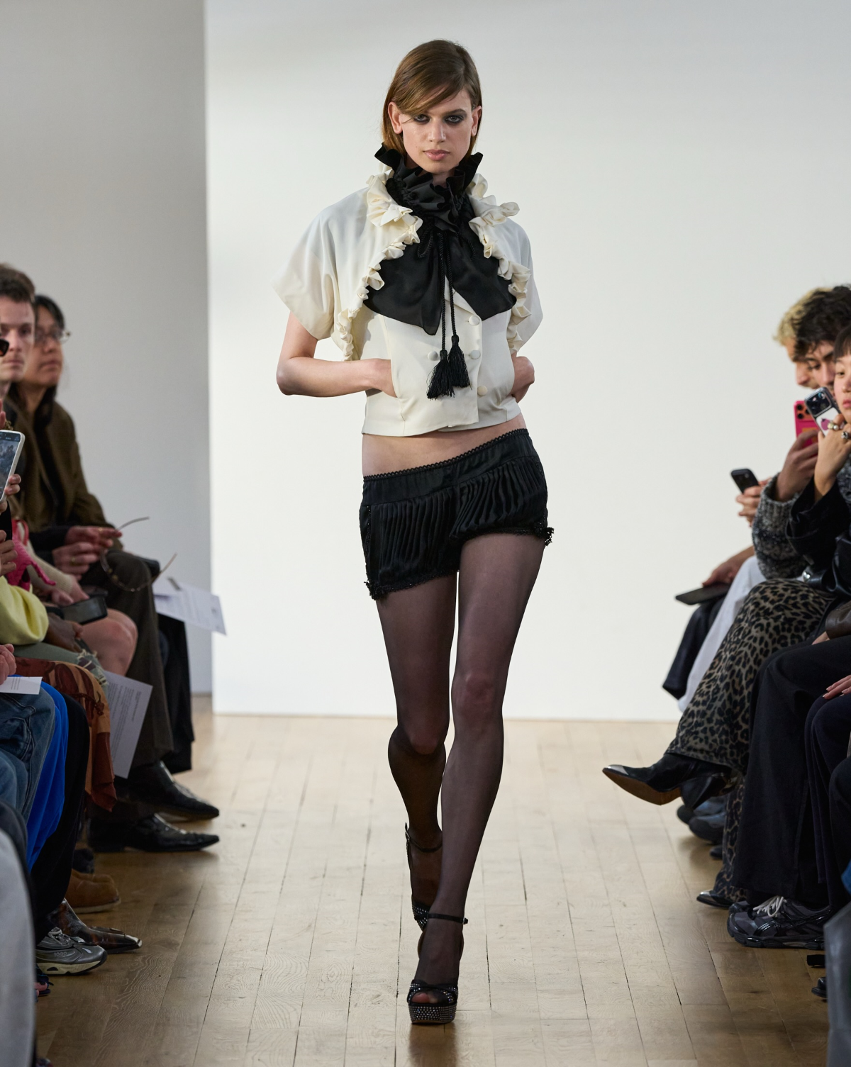 Colección «Cygnet» Primavera-Verano 2027 de Oscar Ouyang durante su presentación en Londres, realizada con la colaboración de Pull&Bear