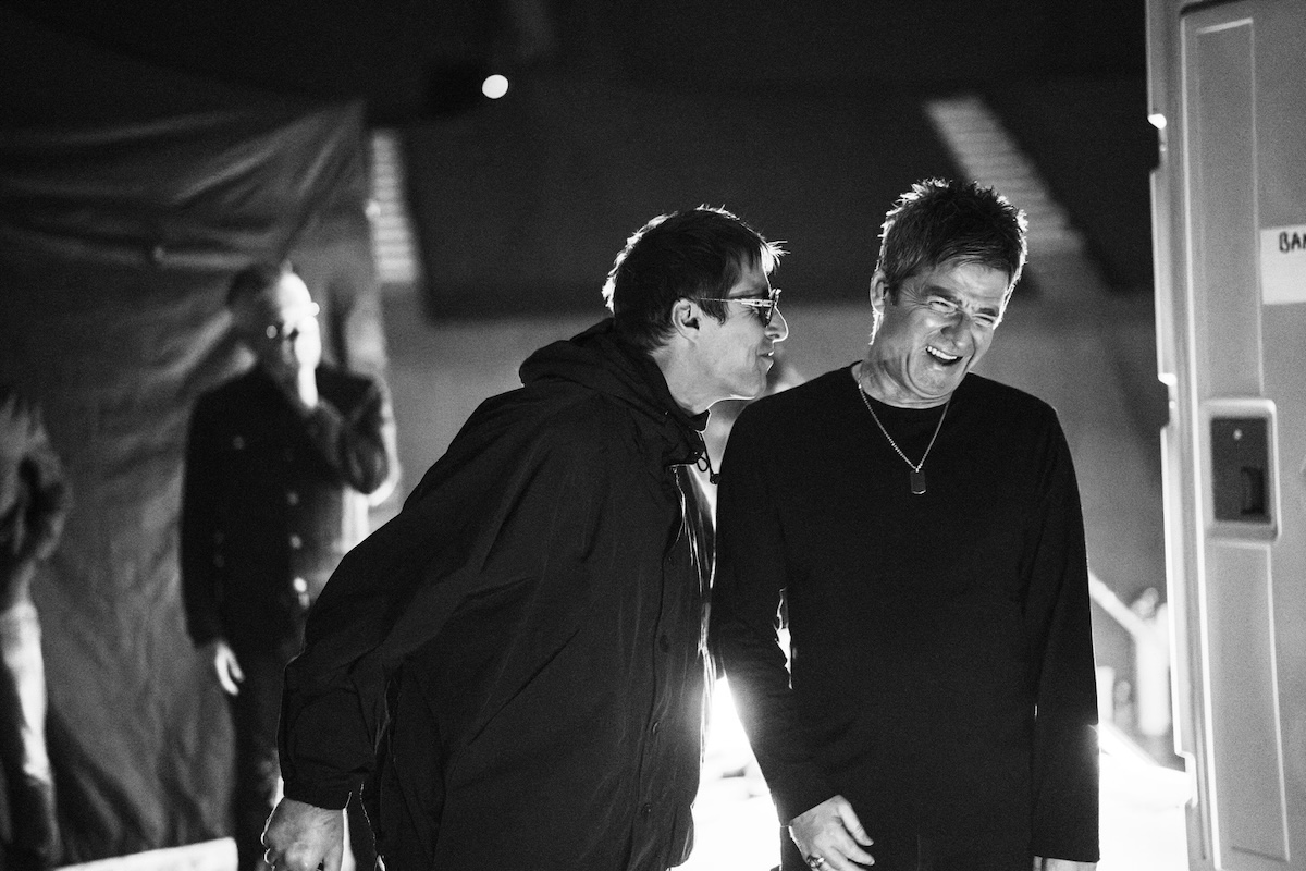 Fotograma de Liam y Noel Gallagher en «Oasis: Don't Look Back in Anger»