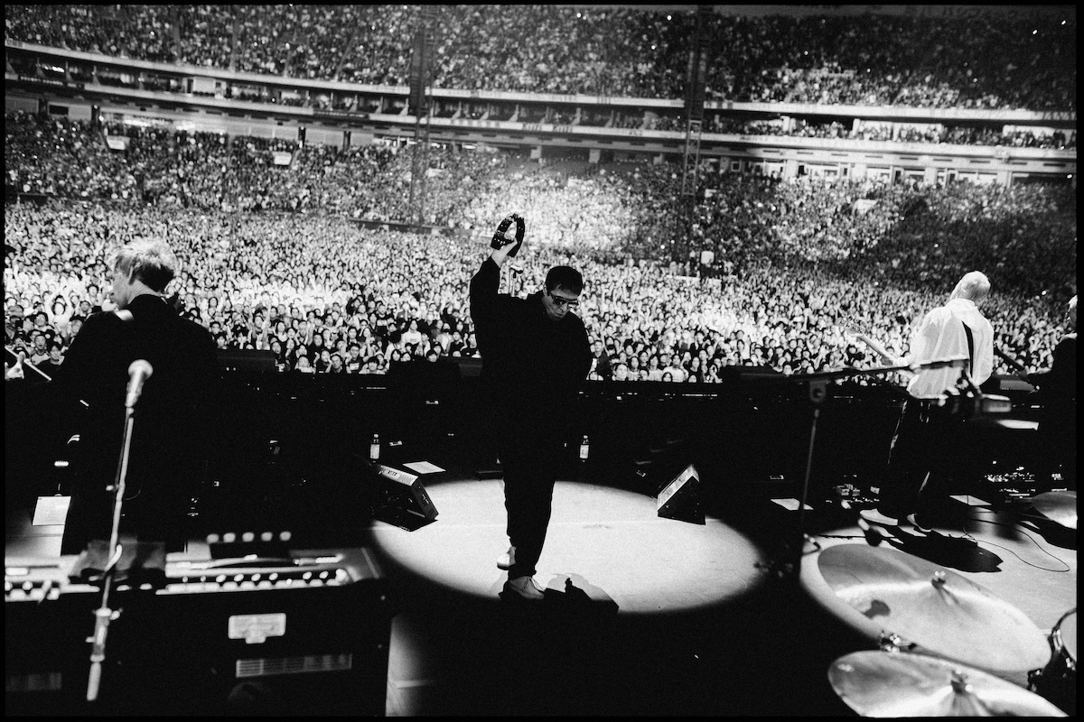 Imagen de uno de los conciertos de Oasis actuando en directo durante su gira de reunión