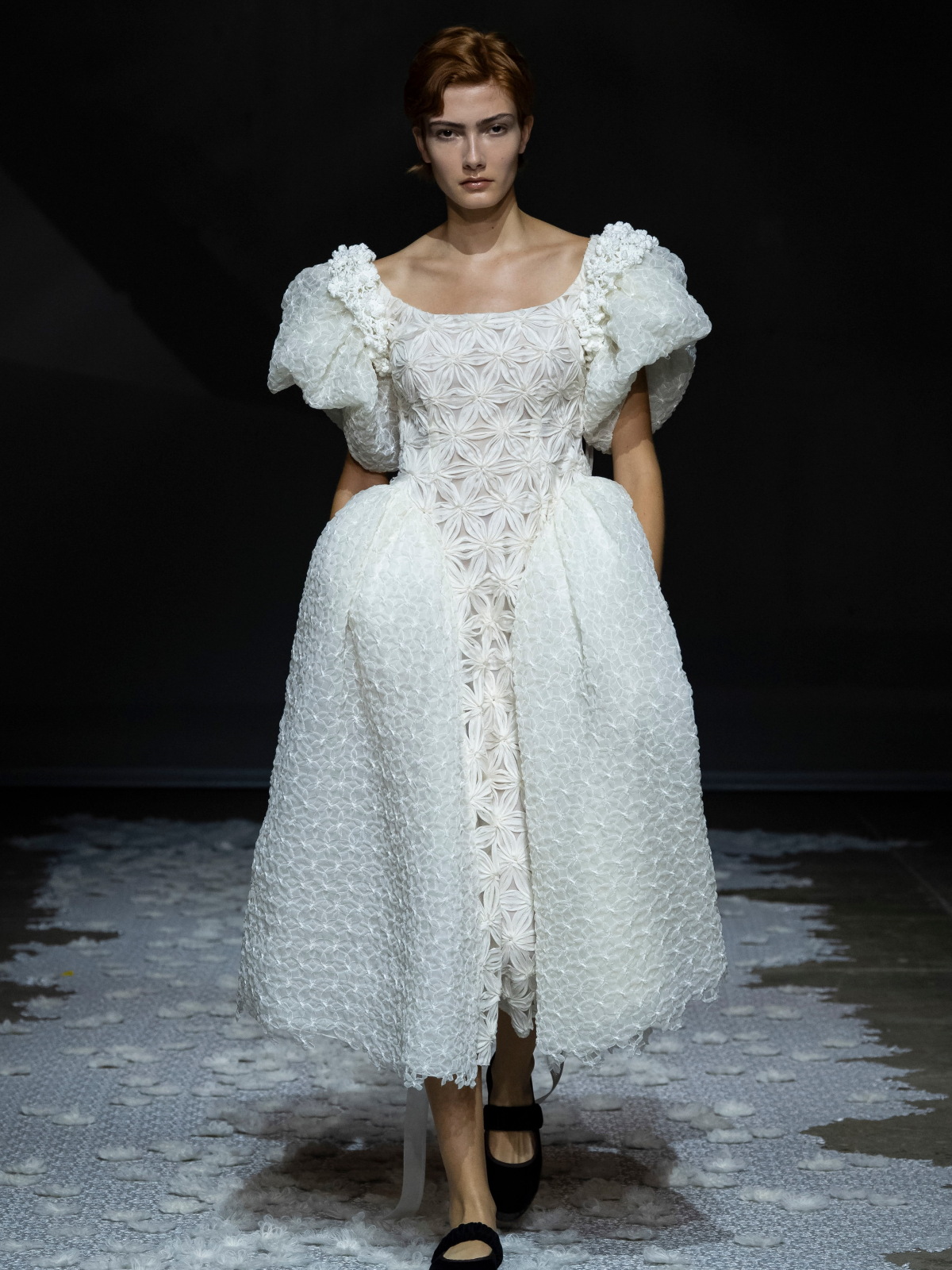 look de Pauline Dujancourt formado por una prenda de silueta ceñida con detalles texturizados y transparencias durante la London Fashion Week SS27