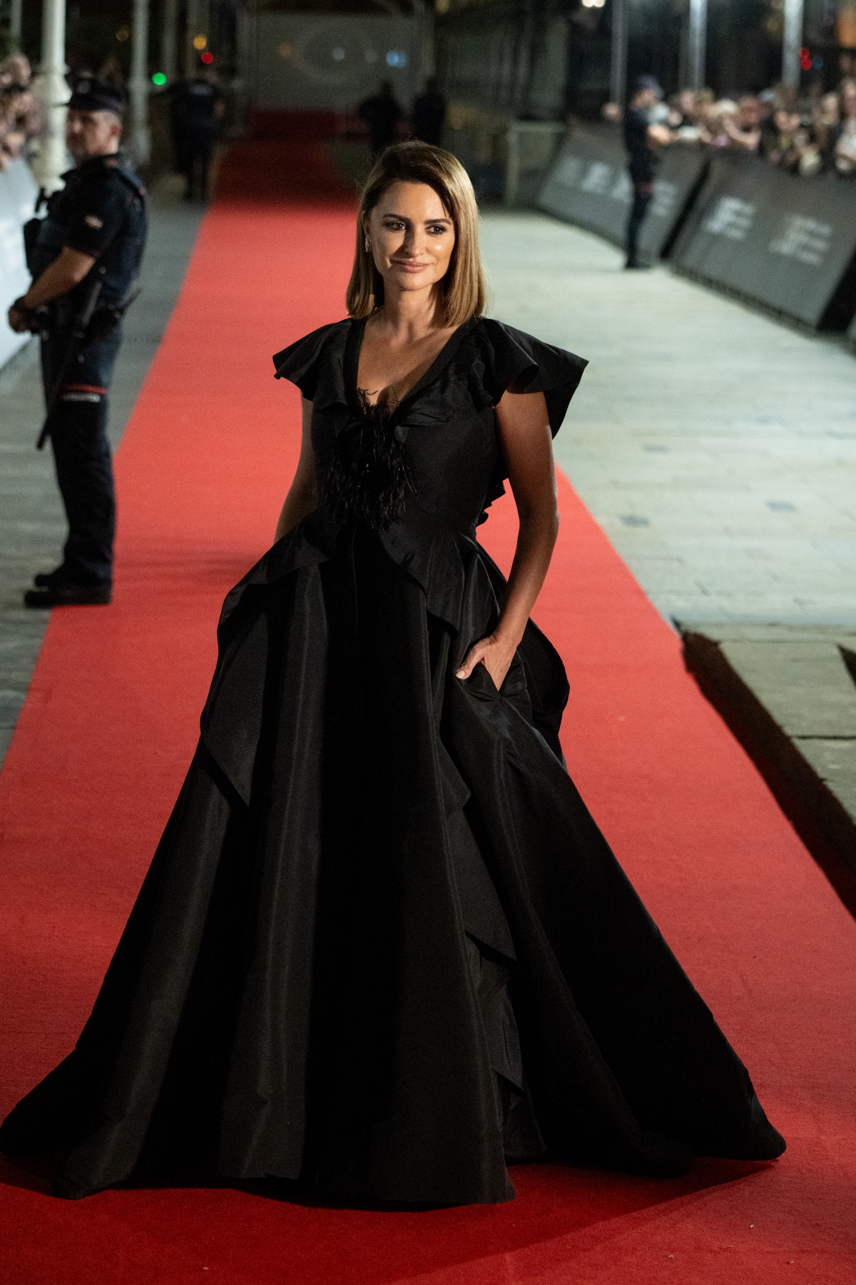 Penélope Cruz posa en la alfombra roja del Festival de San Sebastián con un look de Chanel