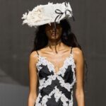 Modelo luce uno de los looks de la colección «Swedish Summer» primavera-verano 2027 de Petra Fagerström durante su desfile en la London Fashion Week