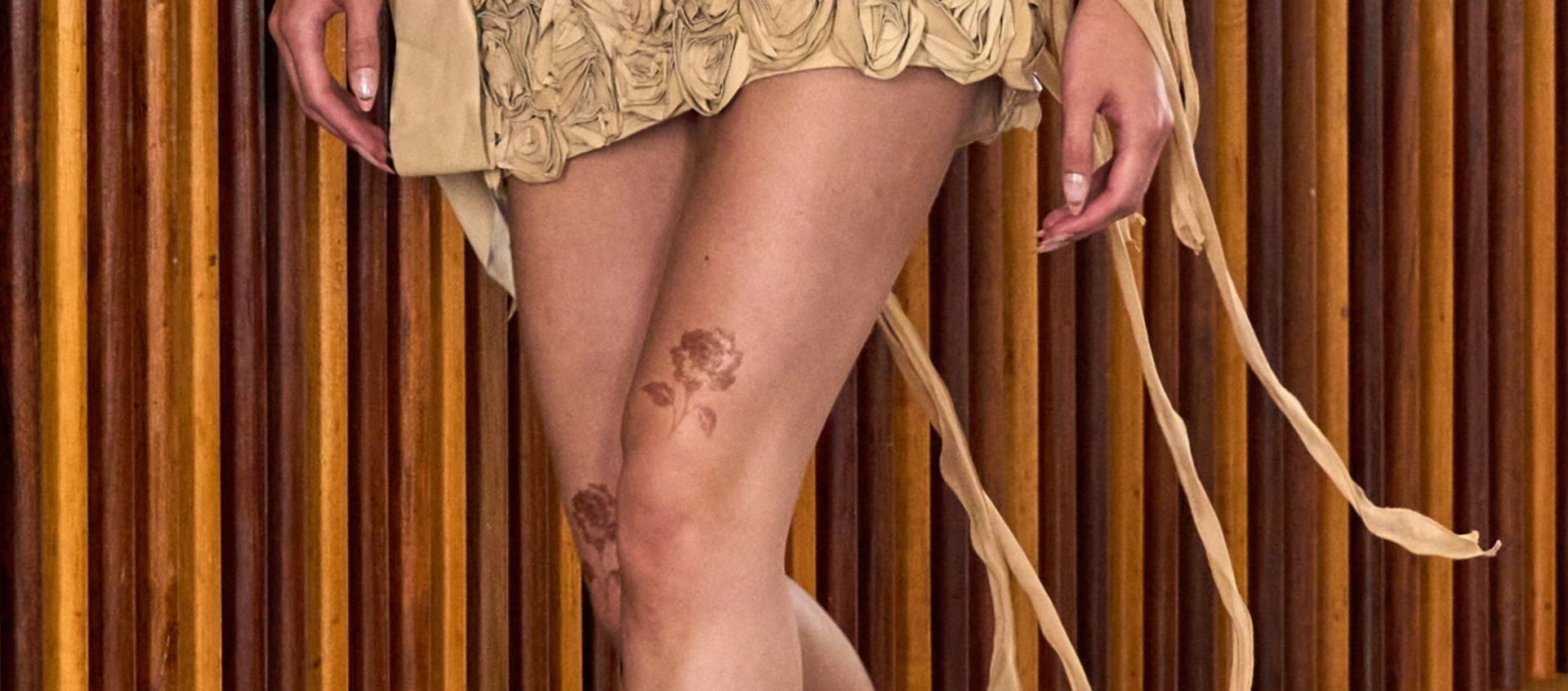 Modelos desfilan con las rodillas pintadas en la propuesta de KNWLS durante la London Fashion Week, recuperando esta tendencia característica de los años veinte