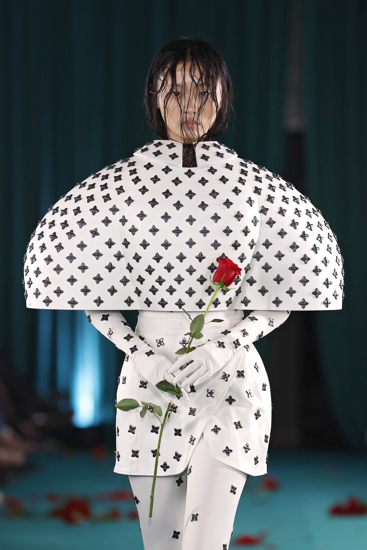 Look de la colección «Burnt Roses Garden» de Calafat durante su desfile en MBFWMadrid 2026