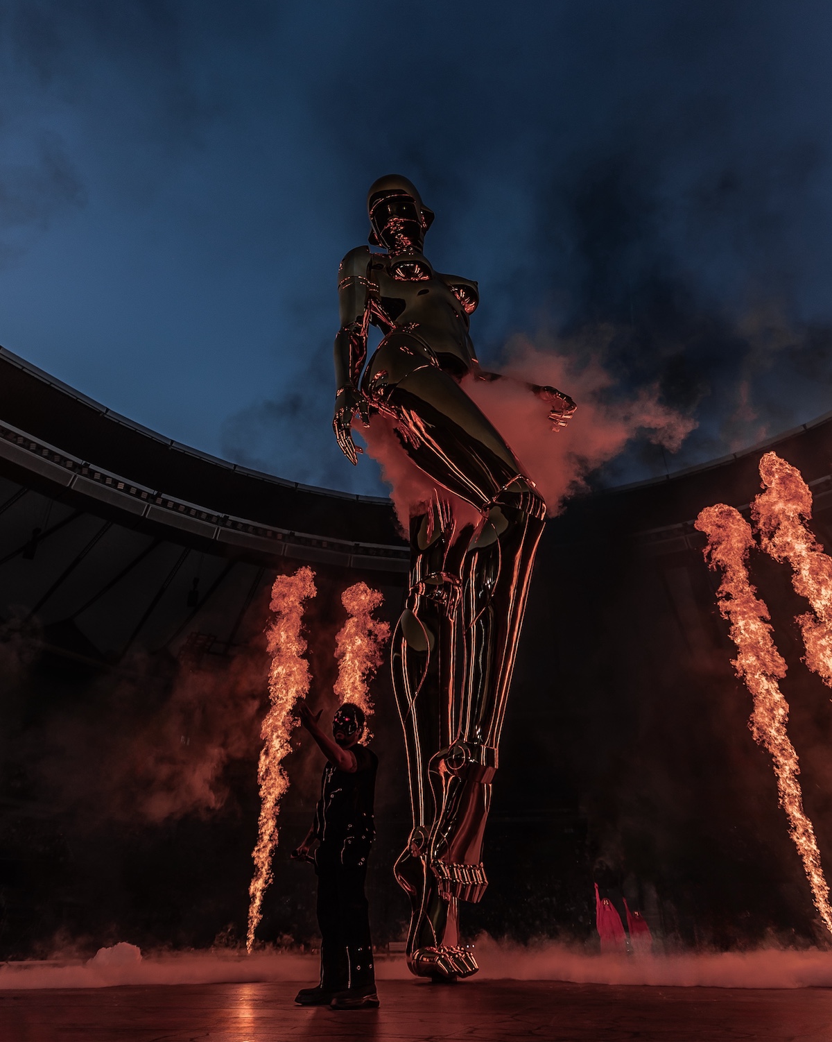 La monumental figura robótica de Hajime Sorayama, uno de los elementos más espectaculares del «After Hours Til Dawn Tour» de The Weeknd en Madrid