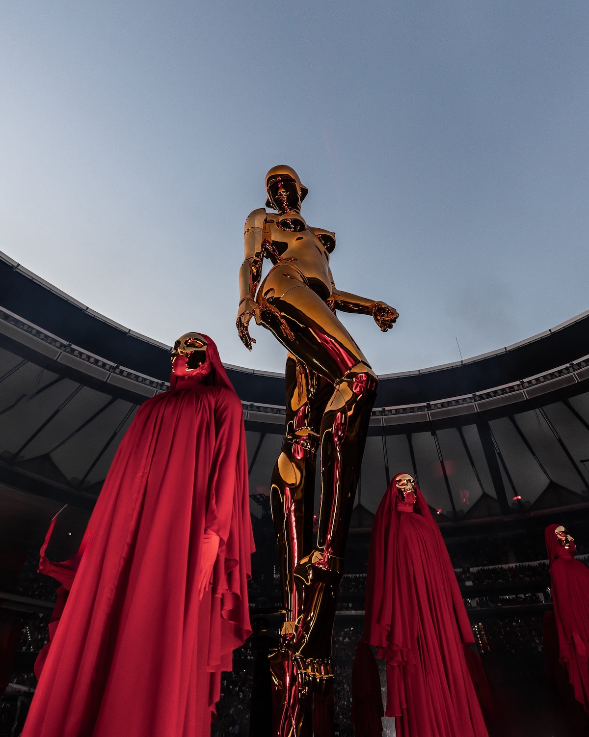 La figura robótica de Hajime Sorayama sobre el escenario del «After Hours Til Dawn Tour» de The Weeknd en Madrid