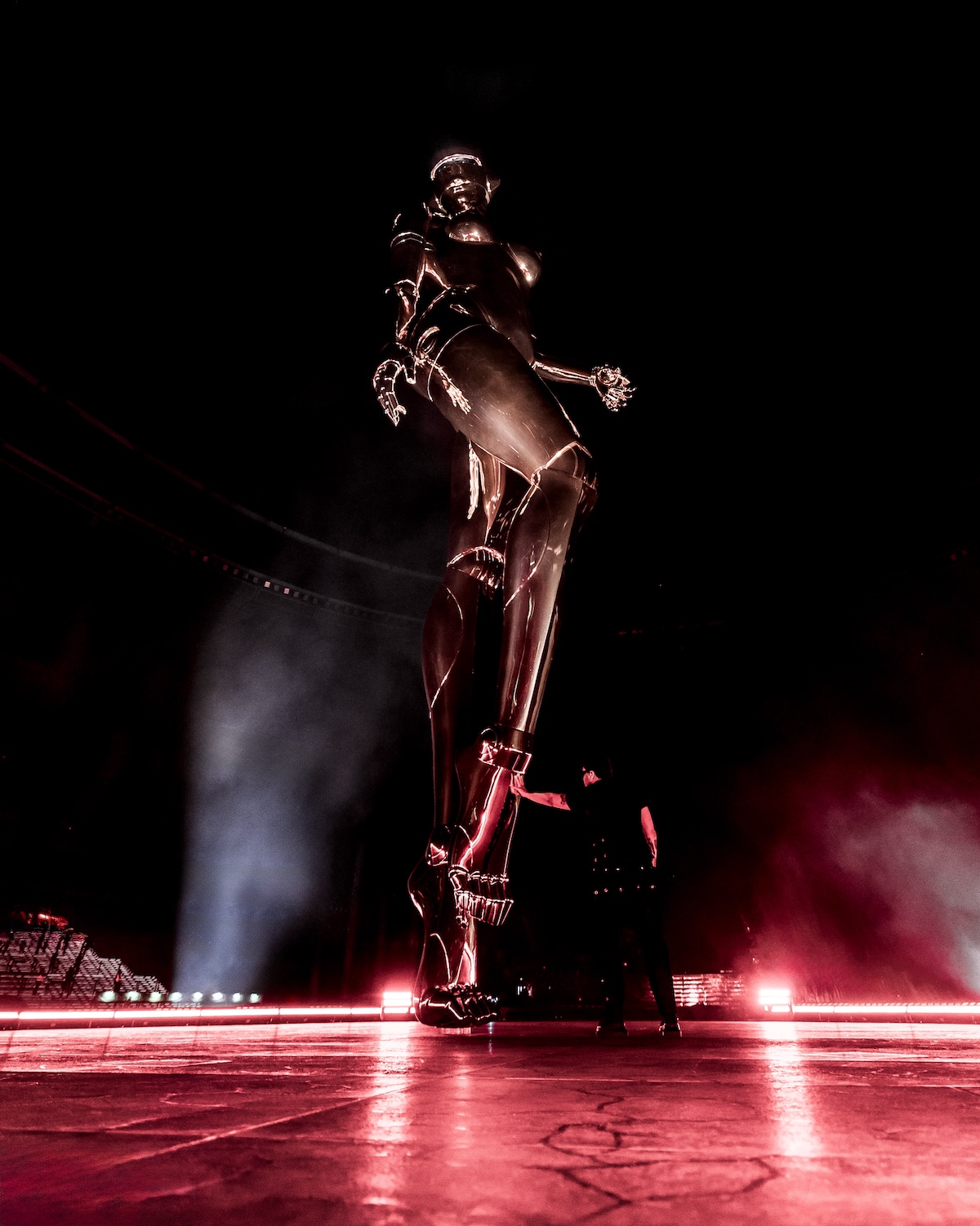 The Weeknd durante su espectacular actuación en Madrid como parte de la gira mundial «After Hours Til Dawn Tour»