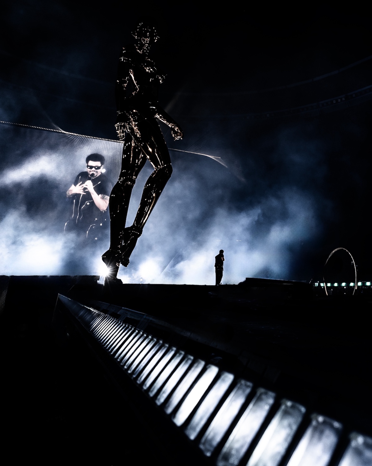 The Weeknd sobre el escenario del Metropolitano junto a la monumental escultura robótica creada por Hajime Sorayama para su gira «After Hours Til Dawn»