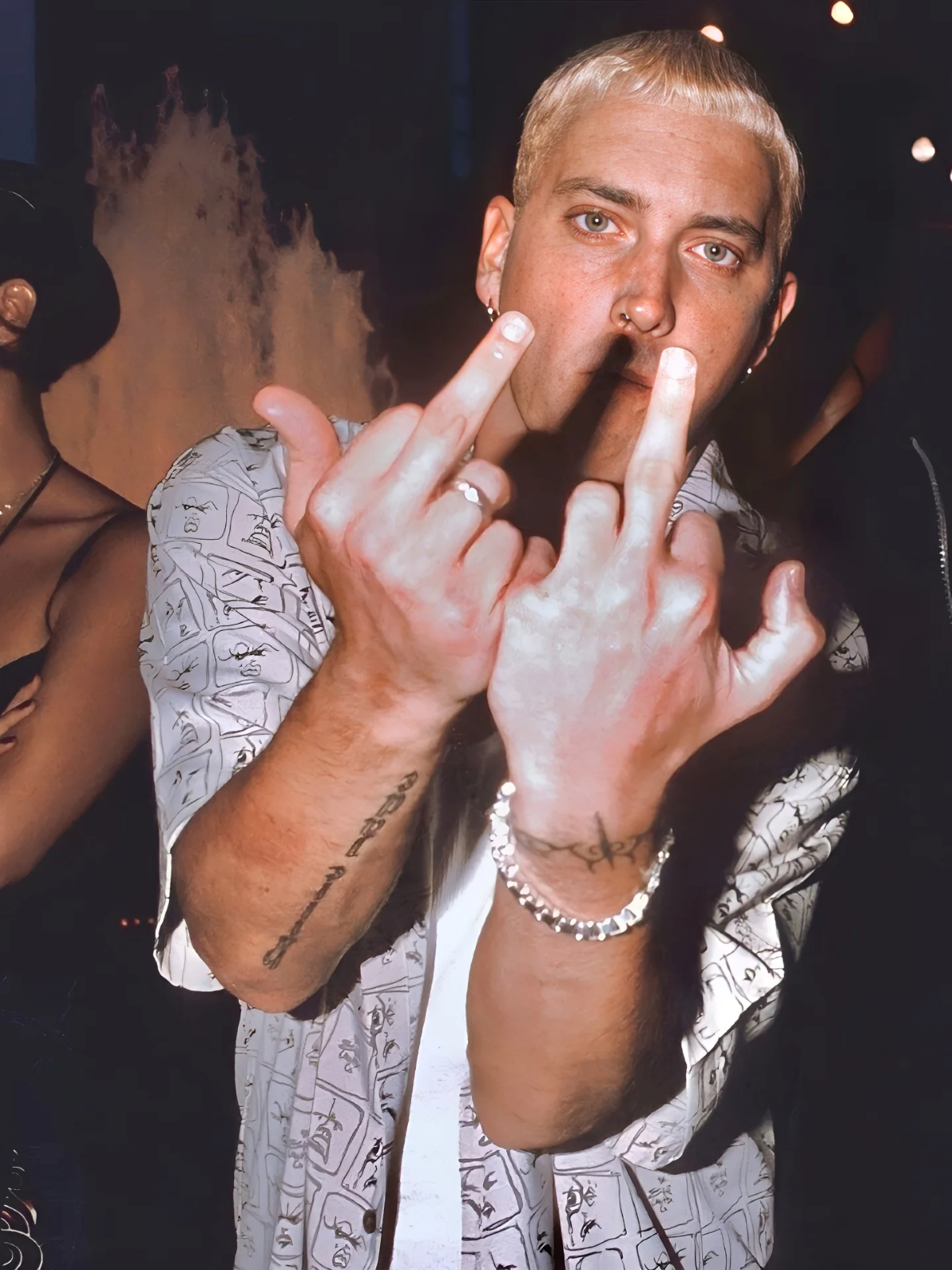 Eminem como Slim Shady, uno de los alter egos más icónicos del rapero estadounidense, caracterizado por su actitud rebelde y provocadora