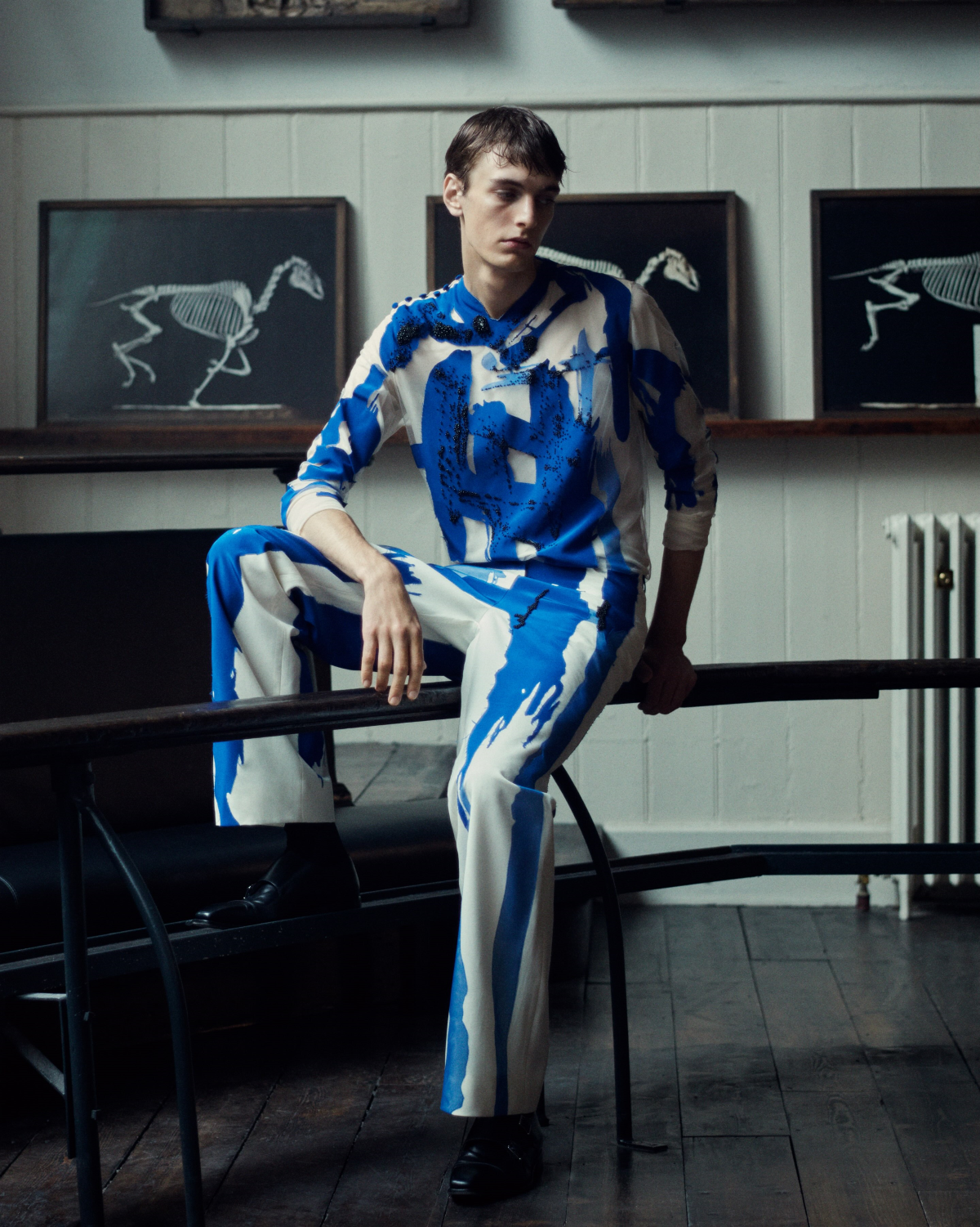 Modelo masculino luce un look de Steve O Smith formado por una chaqueta estructurada, camisa y pantalón durante la presentación de «Fever» en la Royal Academy of Arts