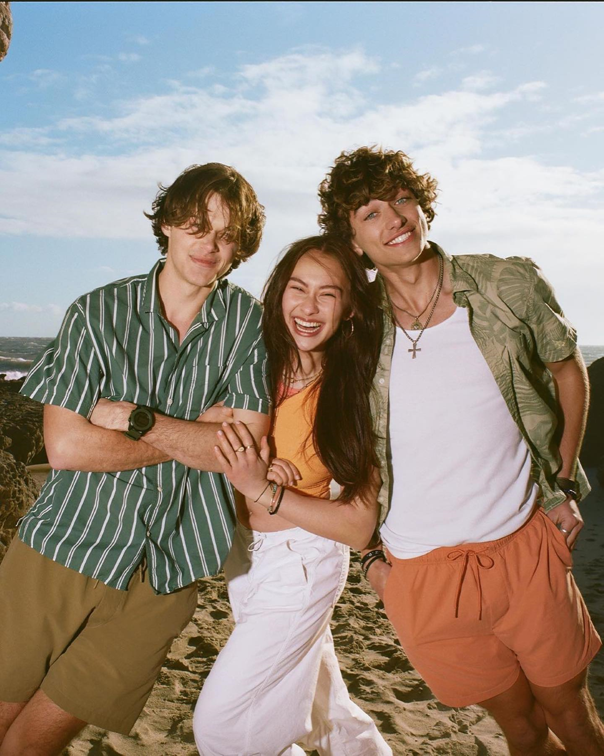 El triángulo amoroso entre Belly, Conrad y Jeremiah en «El verano en que me enamoré», con Lola Tung, Christopher Briney y Gavin Casalegno, otro de nuestros triángulos amorosos favoritos.