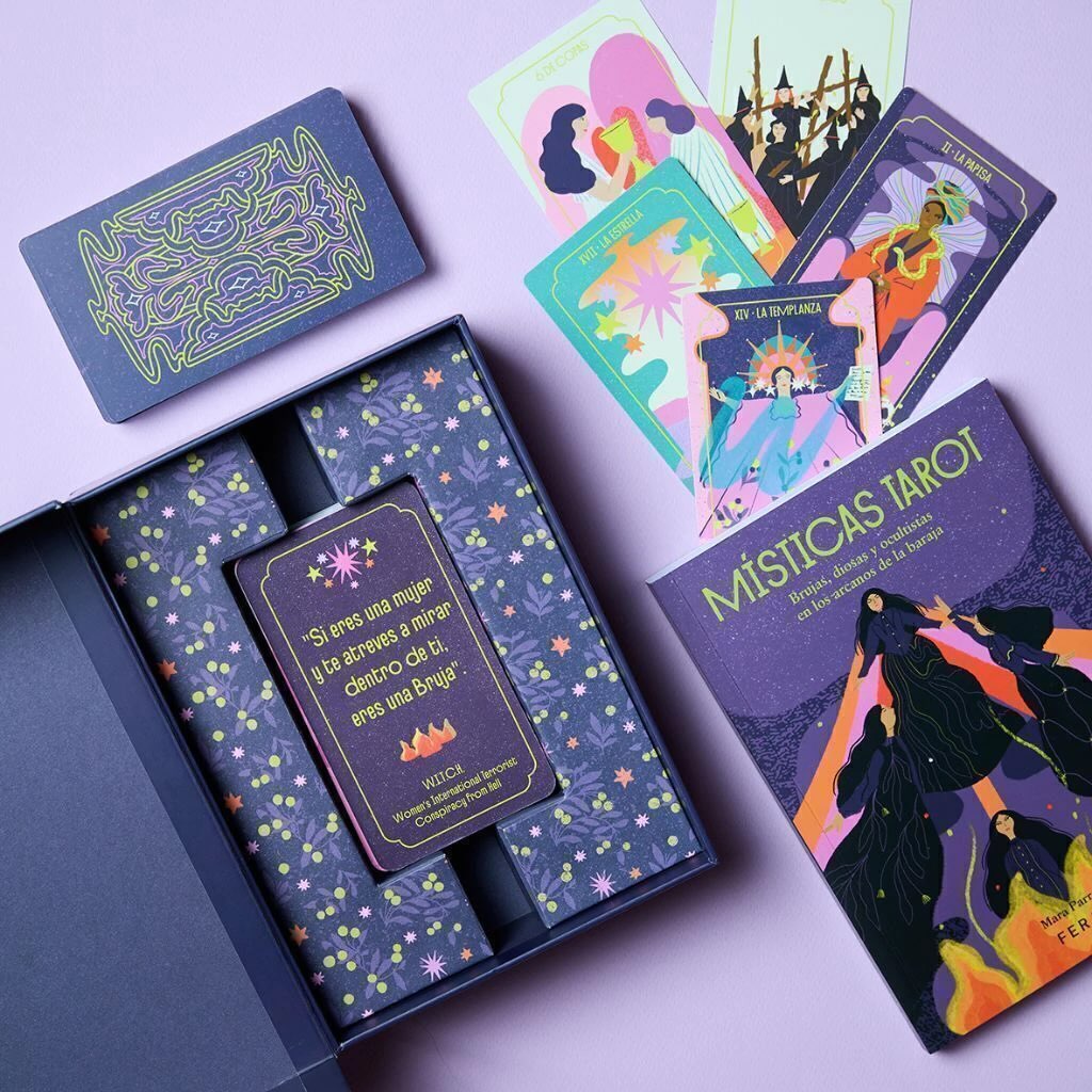 Tres barajas de tarot de estética mística colocadas sobre una superficie, con diseños inspirados en brujas, astrología y magia