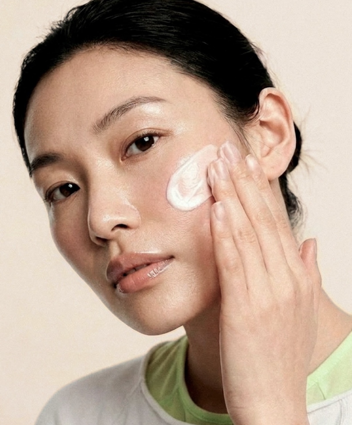 Imagen de modelo aplicándose una crema. Imagen: cortesía de Ondo Beauty 36.5