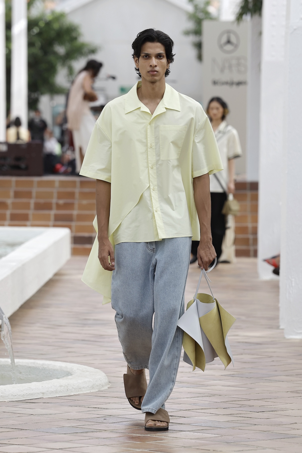 Conjunto de camisa y vaqueros presentado en el desfile