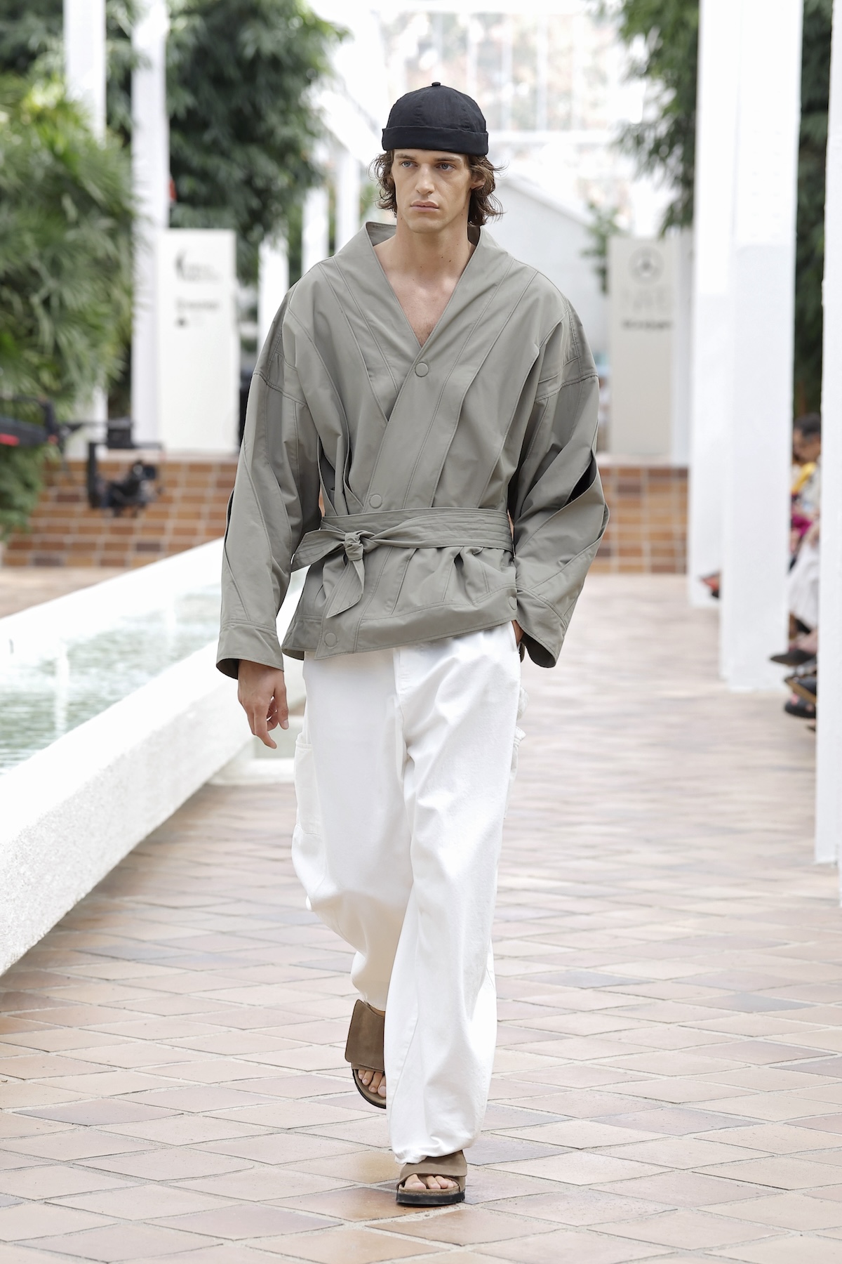 Conjunto de chaqueta y pantalón presentado en el desfile 