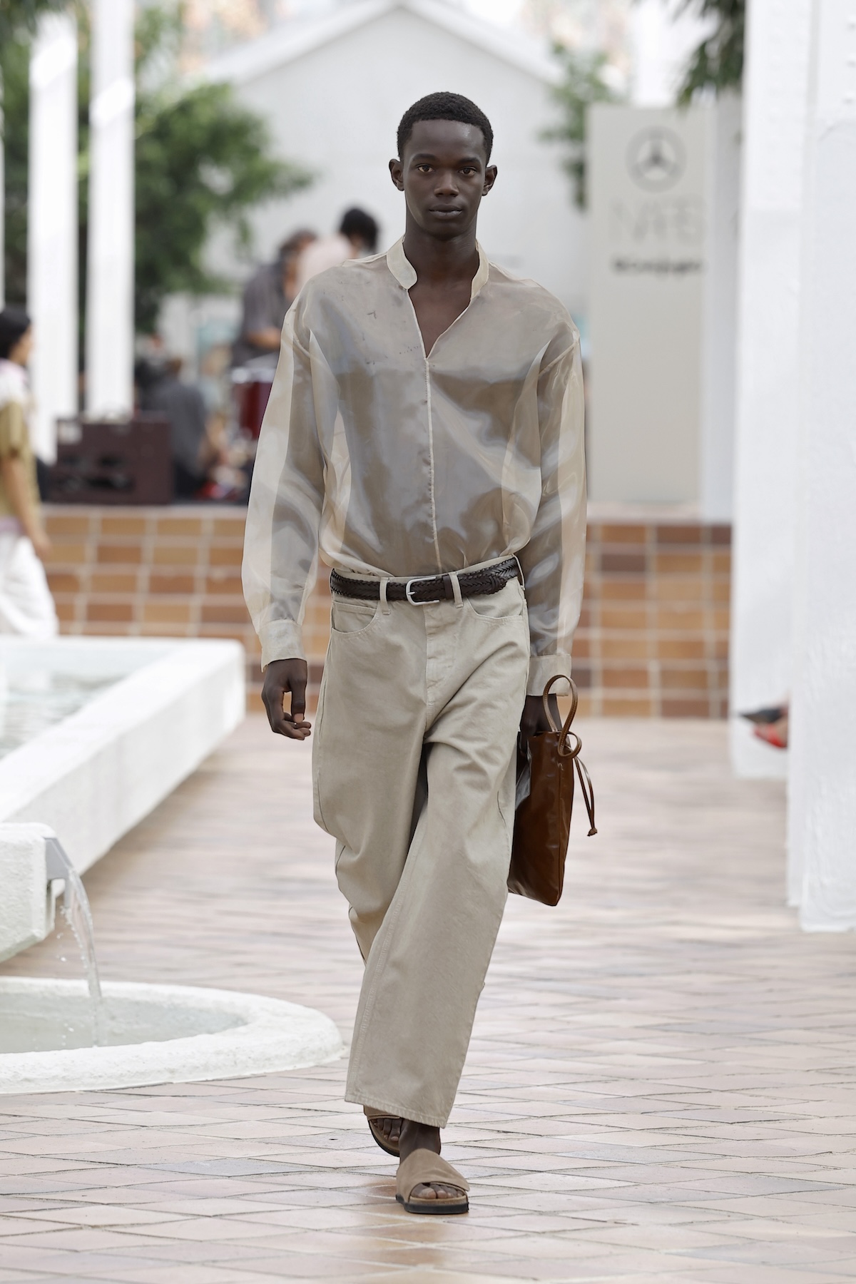 Conjunto de camisa y pantalón estampada presentado en el desfile 