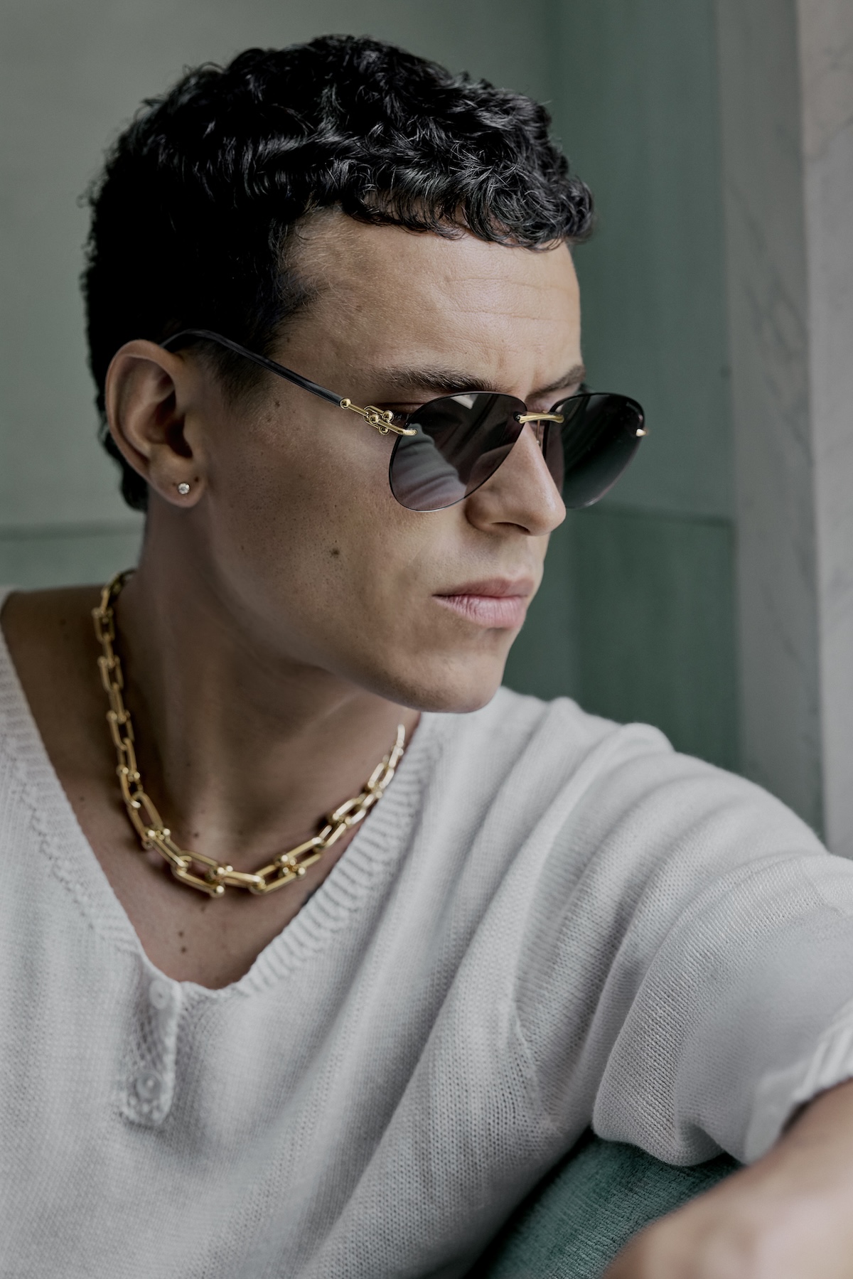 Imagen del actor con joyas de la colección HardWear by Tiffany