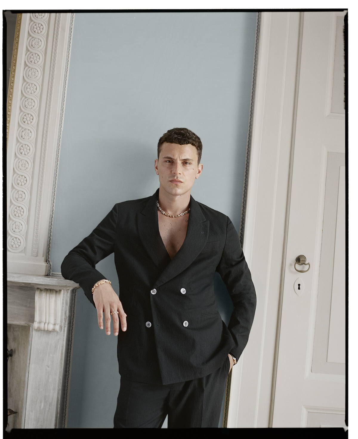 Imagen del actor con trajes y joyas de Tiffany & Co. para la campaña de HardWear de la firma