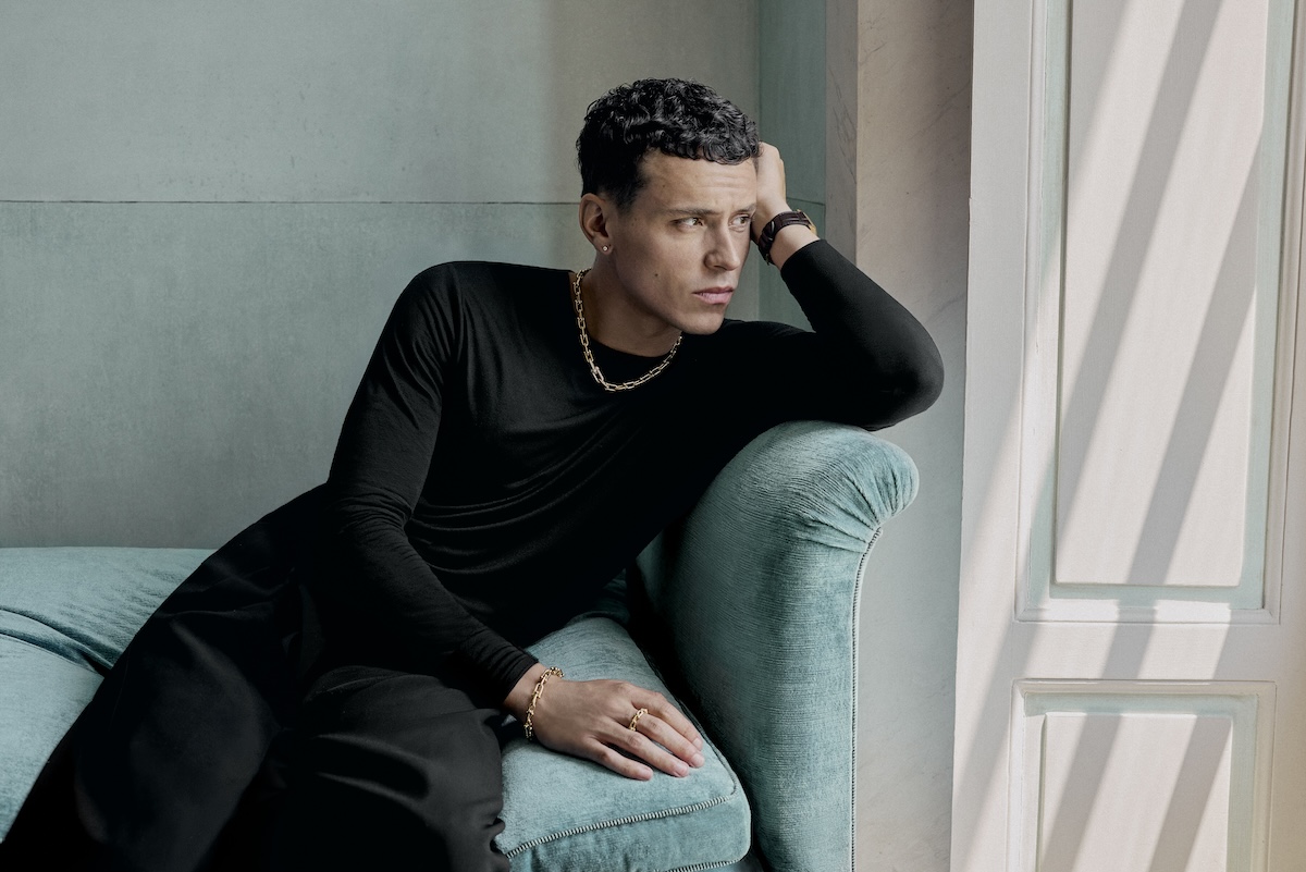 Imagen de Arón Piper con joyas de Tiffany & Co.