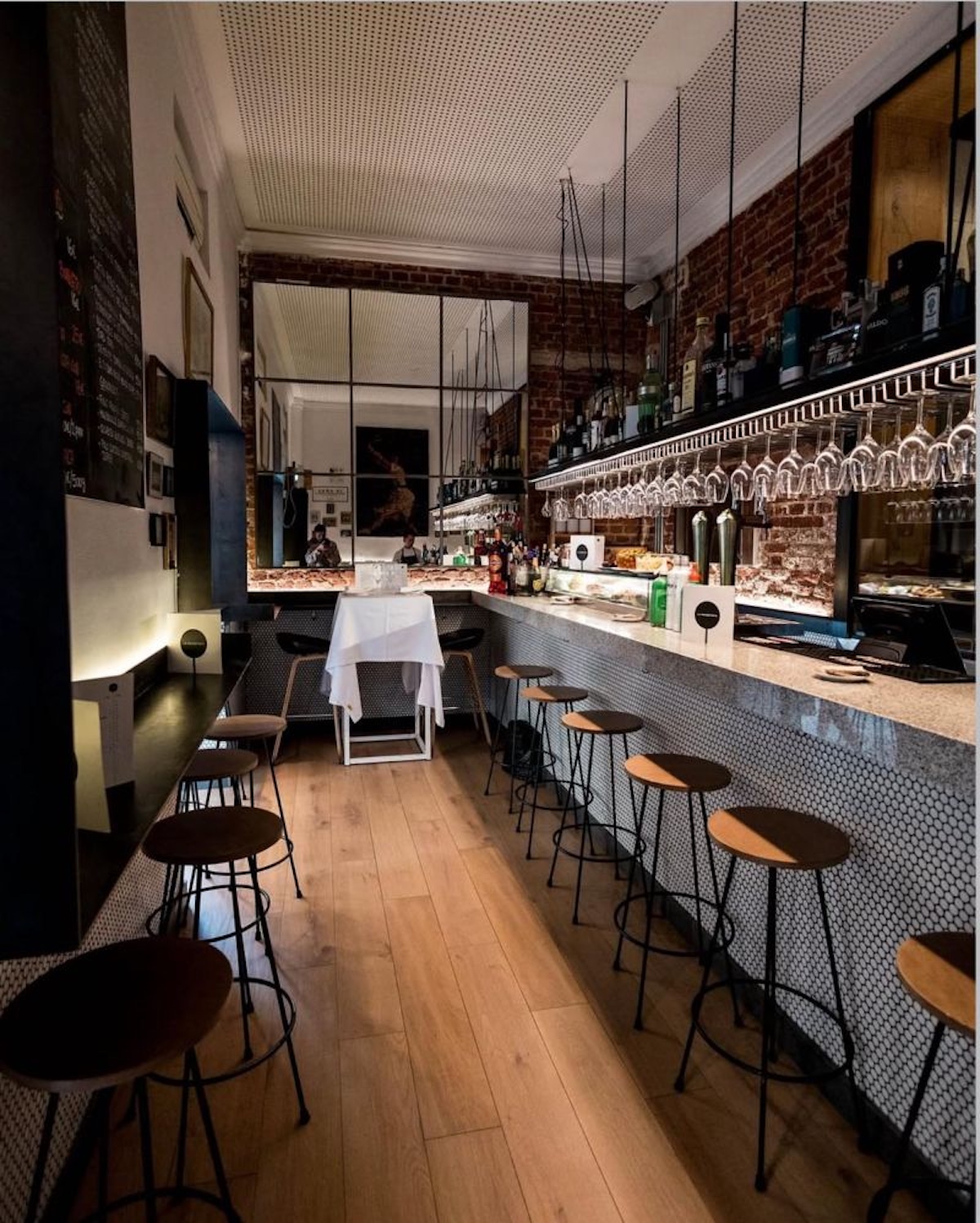 La barra de La Raquetista, en Madrid, donde disfrutar de torreznos, buñuelos y cocina de raíz tabernaria