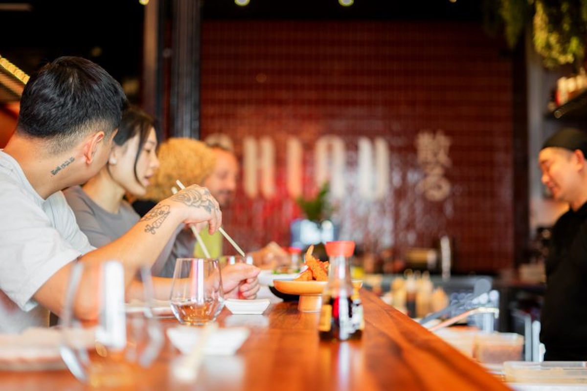 La barra de CHIRU en Madrid, especializada en mini handrolls preparados y servidos al momento