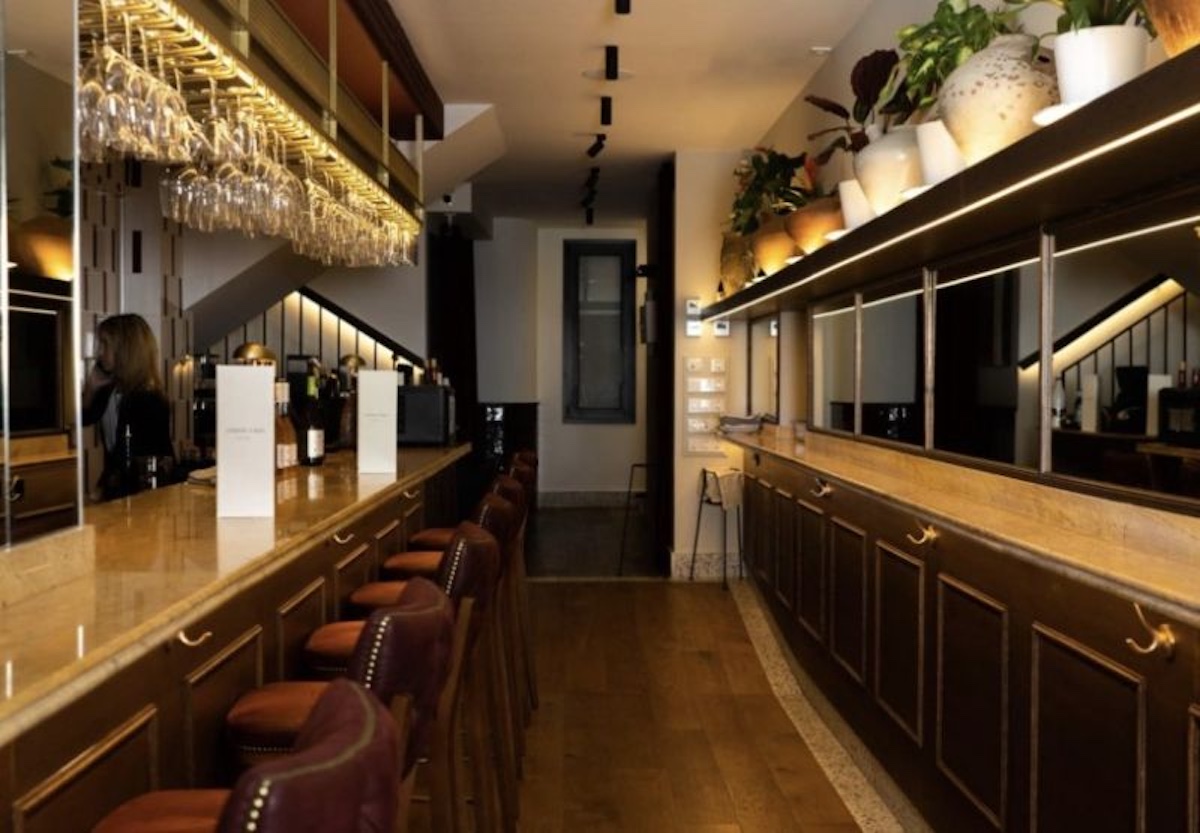 La barra de Varra Fina, en Madrid, propone bocados castizos y platos para compartir en un formato más informal