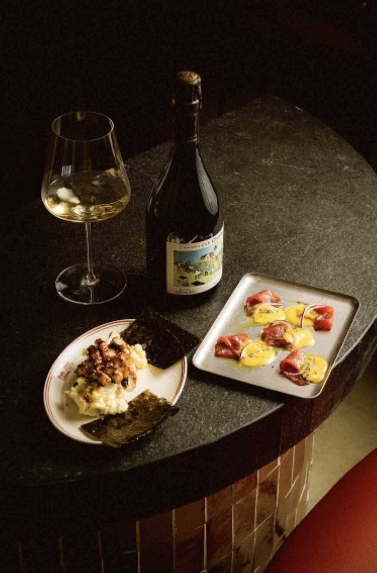 Platos para compartir y vinos en Nolita, el restaurante de Ponzano donde la barra es parte esencial de la experiencia