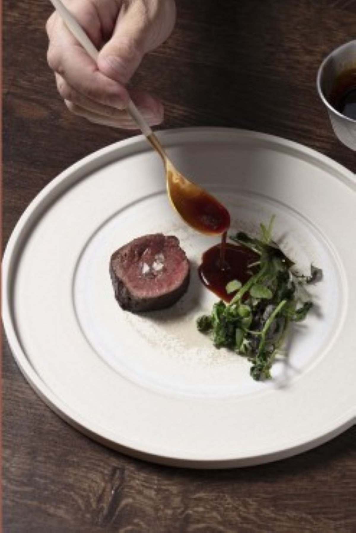 Uno de los platos del menú de EMi, el restaurante de Rubén Hernández Mosquero en Madrid con una gran barra abierta a la cocina