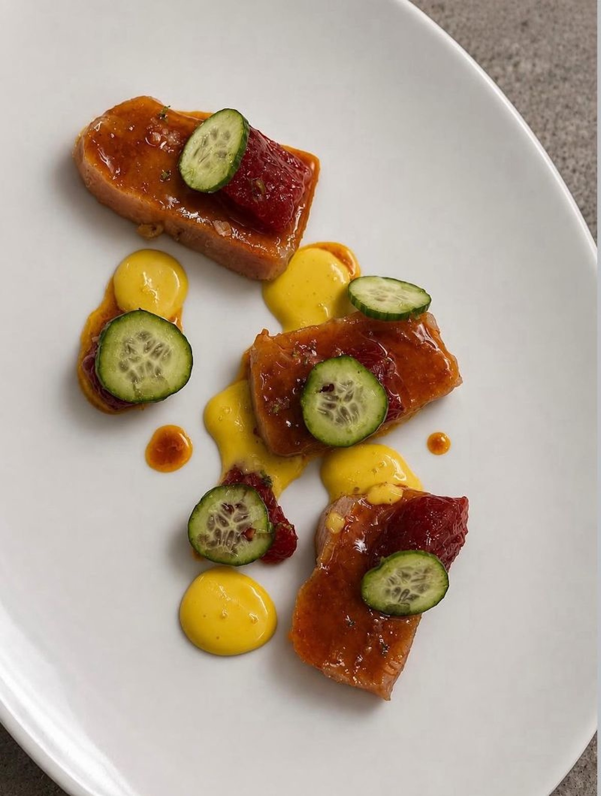 Plato de VelascoAbellà, el restaurante madrileño de Óscar Velasco y Montse Abellà donde la alta cocina también se disfruta desde la barra