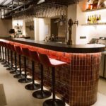 La barra de Nolita, en Ponzano, uno de los restaurantes de Madrid donde comer en barra forma parte de la experiencia. Imagen cortesía del establecimiento
