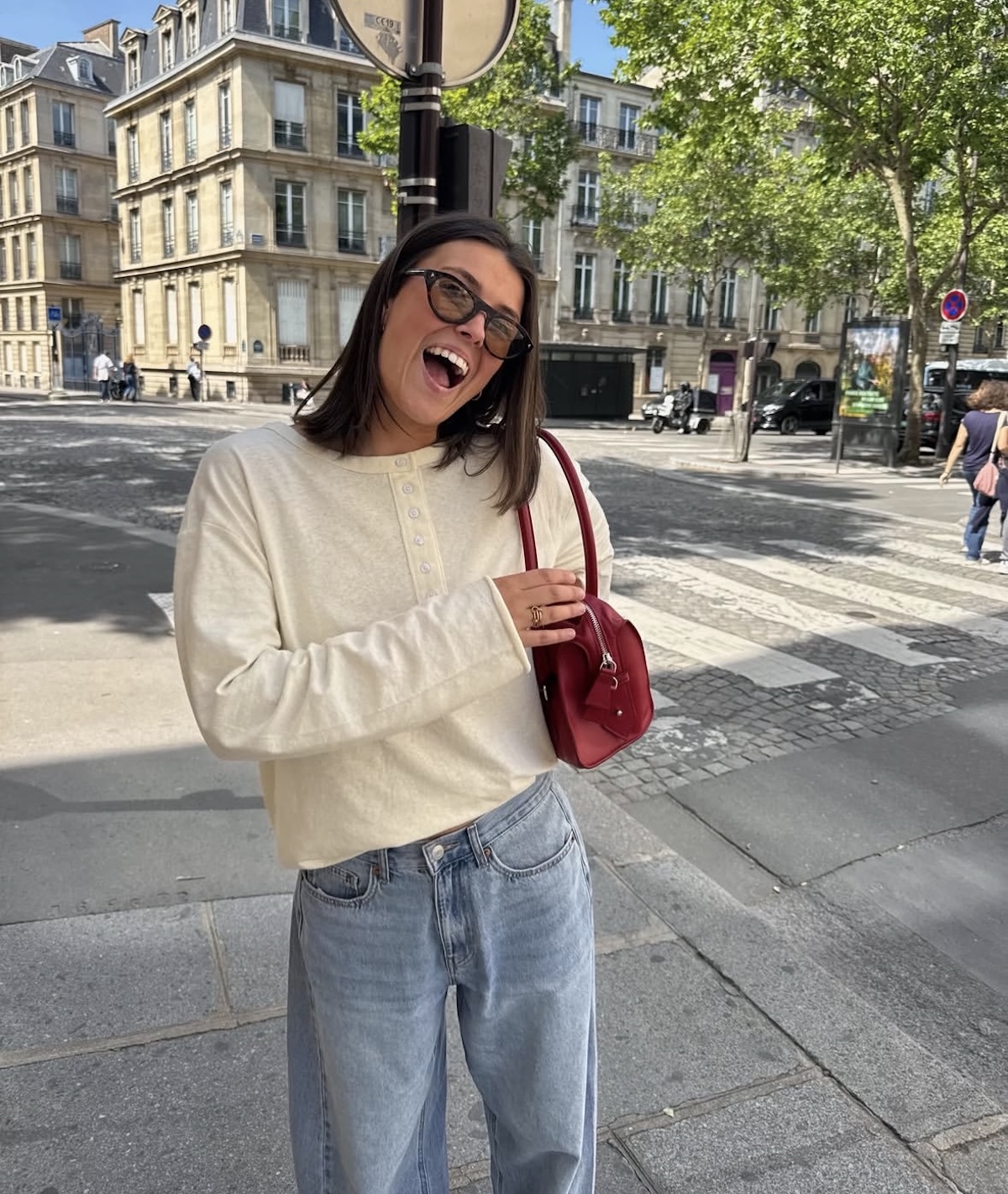 Estilismo básico con camiseta Henley, perfecto para otoño. Imagen: @emmasarano