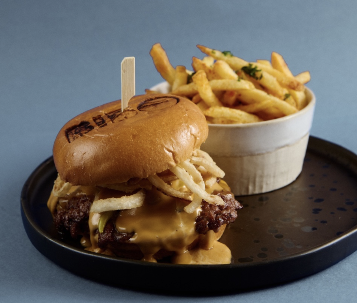 Smashed BiBo Burger Bull de BiBo, uno de los mejores sitios para celebrar el Día Internacional de la cheeseburger