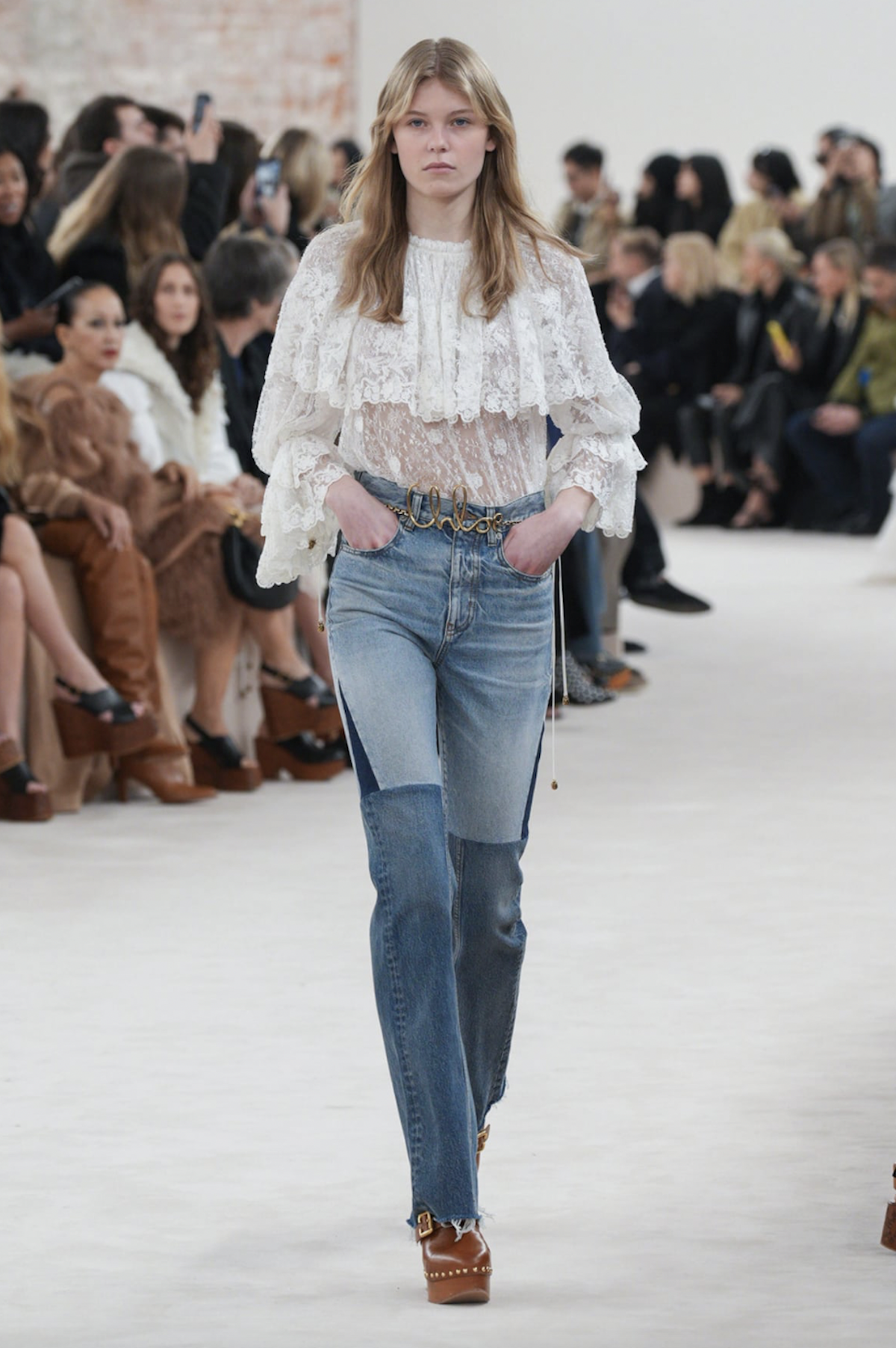 Estilismo del desfile de Chloé FW24 con cuñas