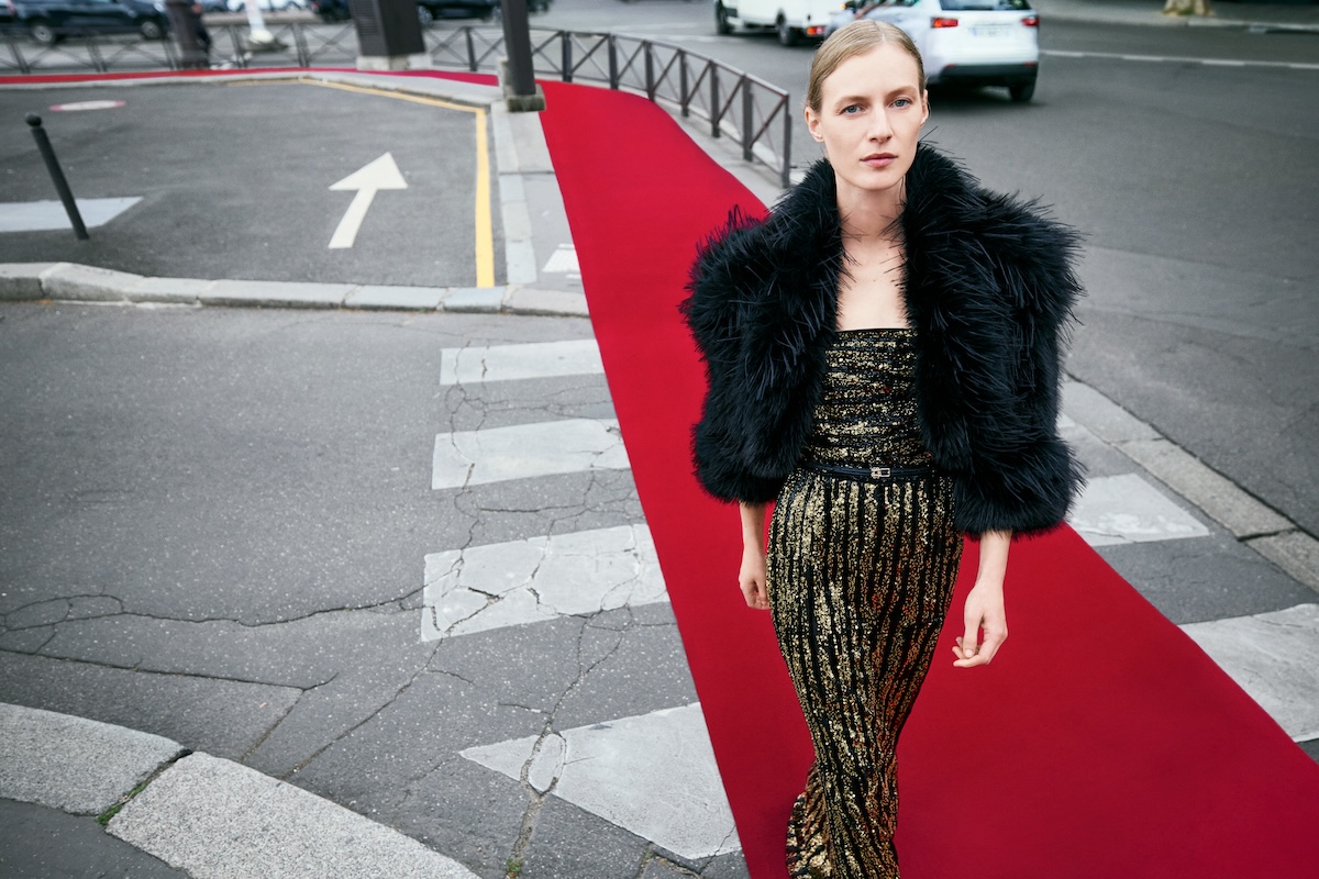 Imagen de una modelo con un vestido de alfombra roja de la colección 
