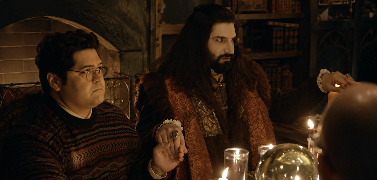 Fotograma de «What We Do in the Shadows», una de nuestras series de terror y comedia favoritas.