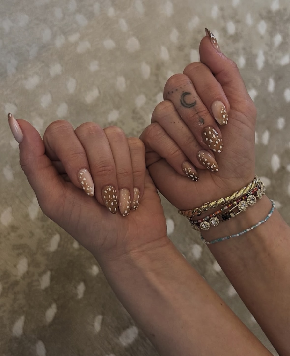 Diseño de manicura en tendencia inspirada en la piel del cervatillo. Imagen: @nailsbyericab