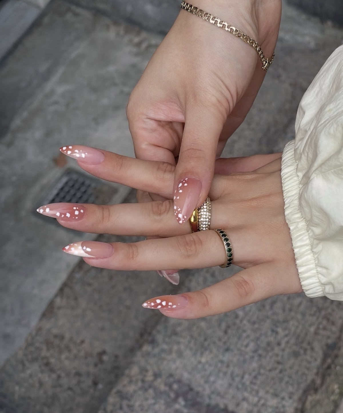 «Fawn nails» con base rosada. Imagen: @nails.byphiline