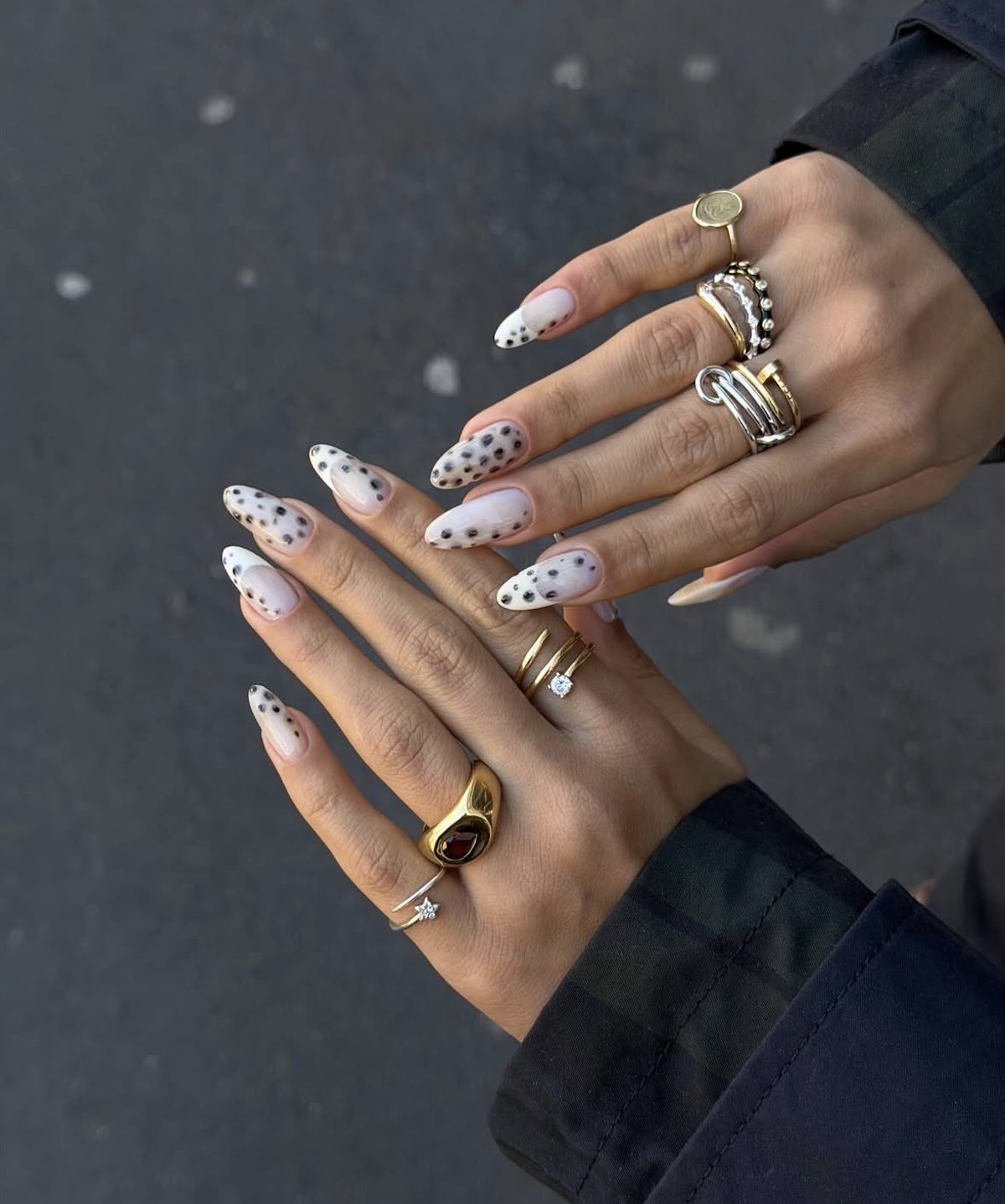 «Fawn nails» en blanco y negro. Imagen: @chummy.nails