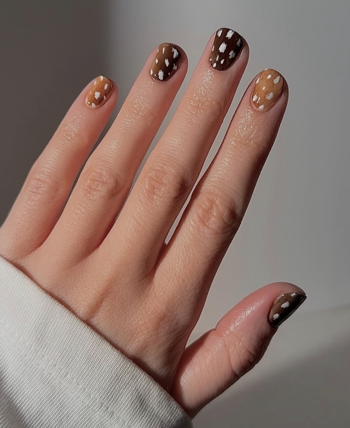 Uñas cortas con diseño de estampado de cervatillo. Imagen: @shanivynails
