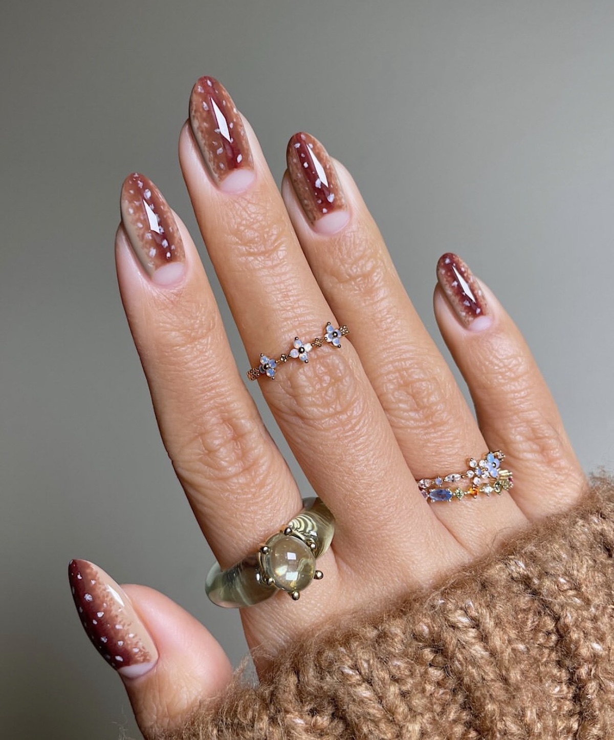 Manicura francesa invertida con diseño de «fawn nails». Imagen: @sansungnails